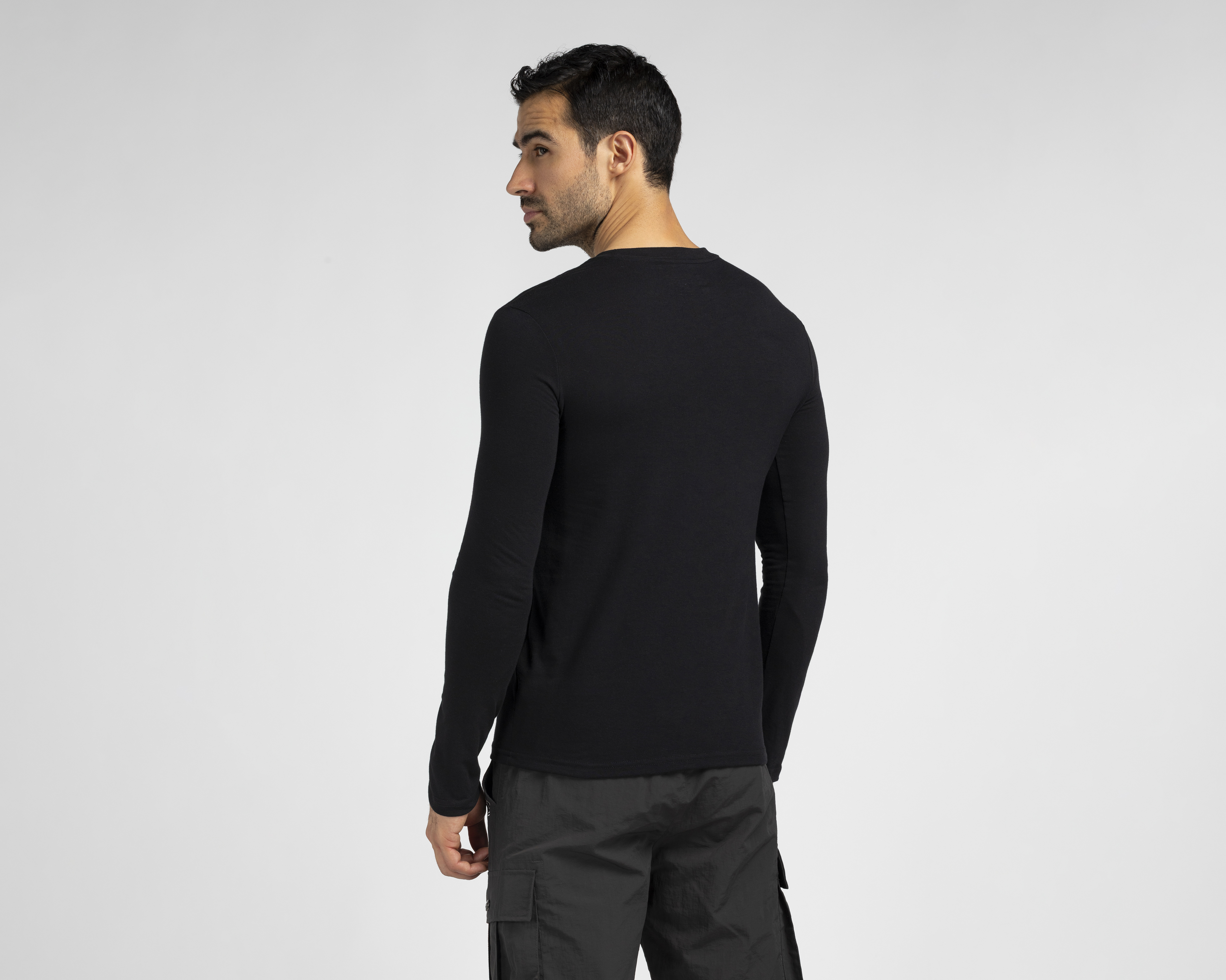 Foto 4 pulgar | Foto 3 | Playera de Cuello Redondo Negra Neo*City para Hombre