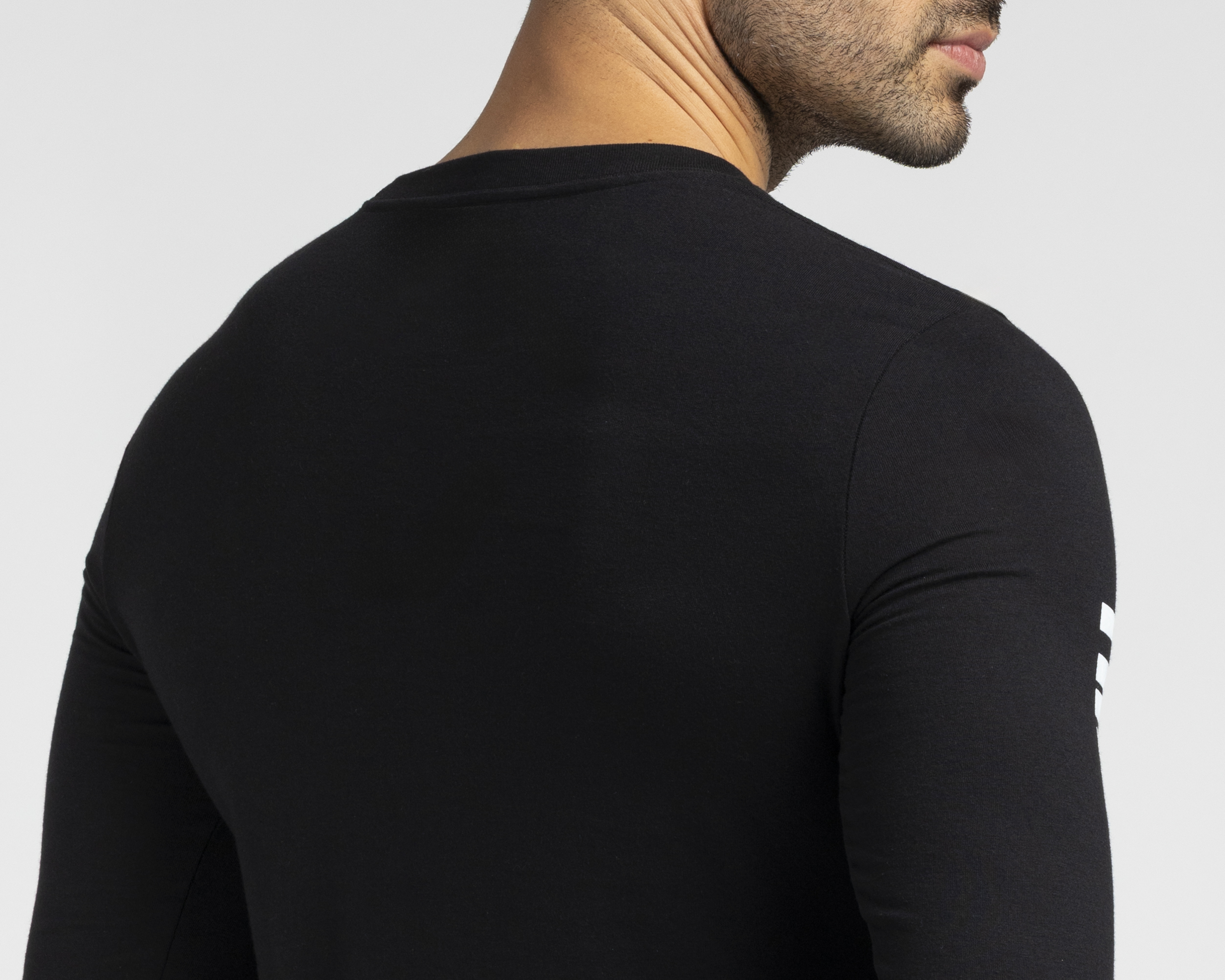 Foto 6 pulgar | Foto 5 | Playera de Cuello Redondo Negra Neo*City para Hombre