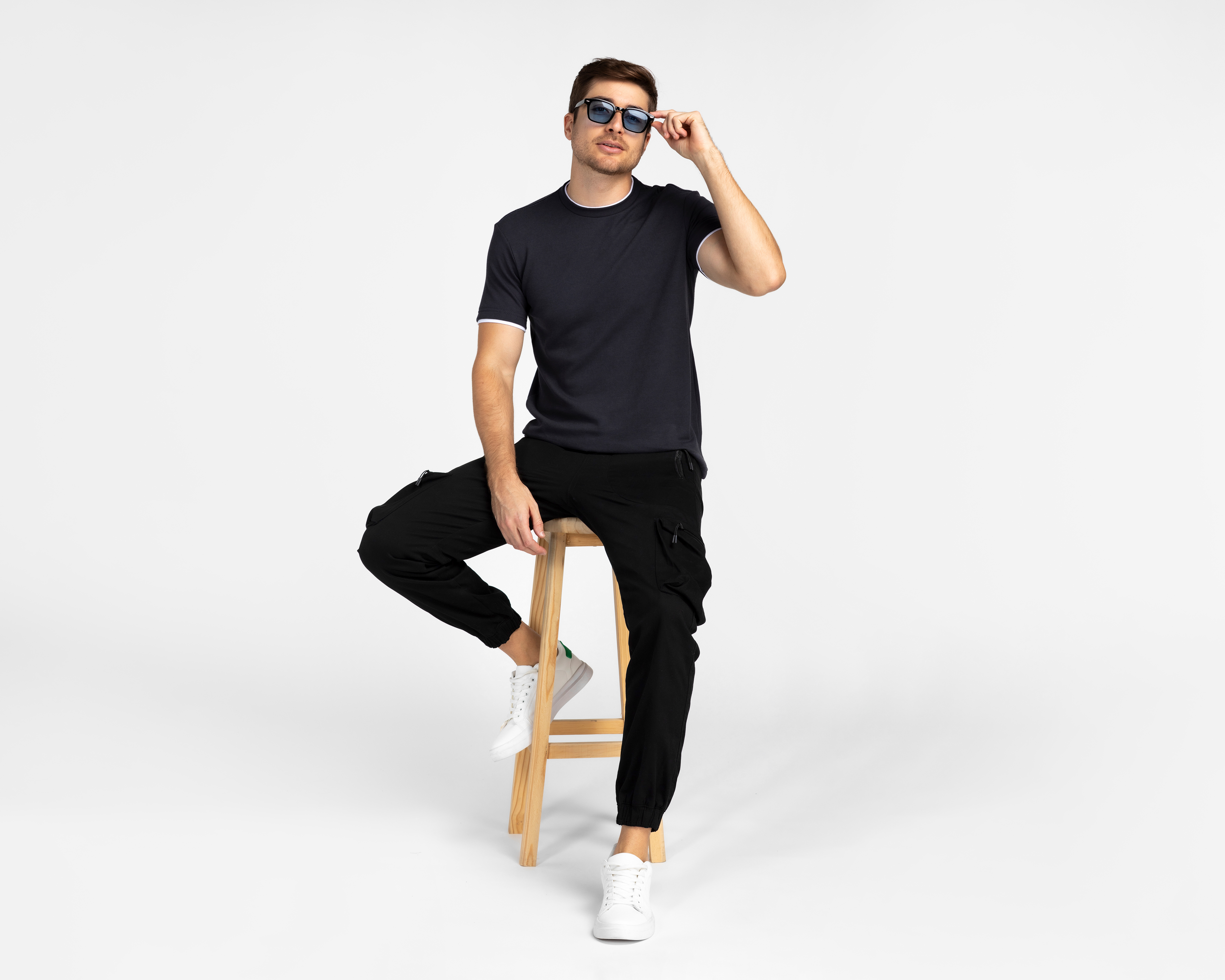 Foto 3 pulgar | Foto 2 | Playera de Cuello Redondo Negra Refill para Hombre