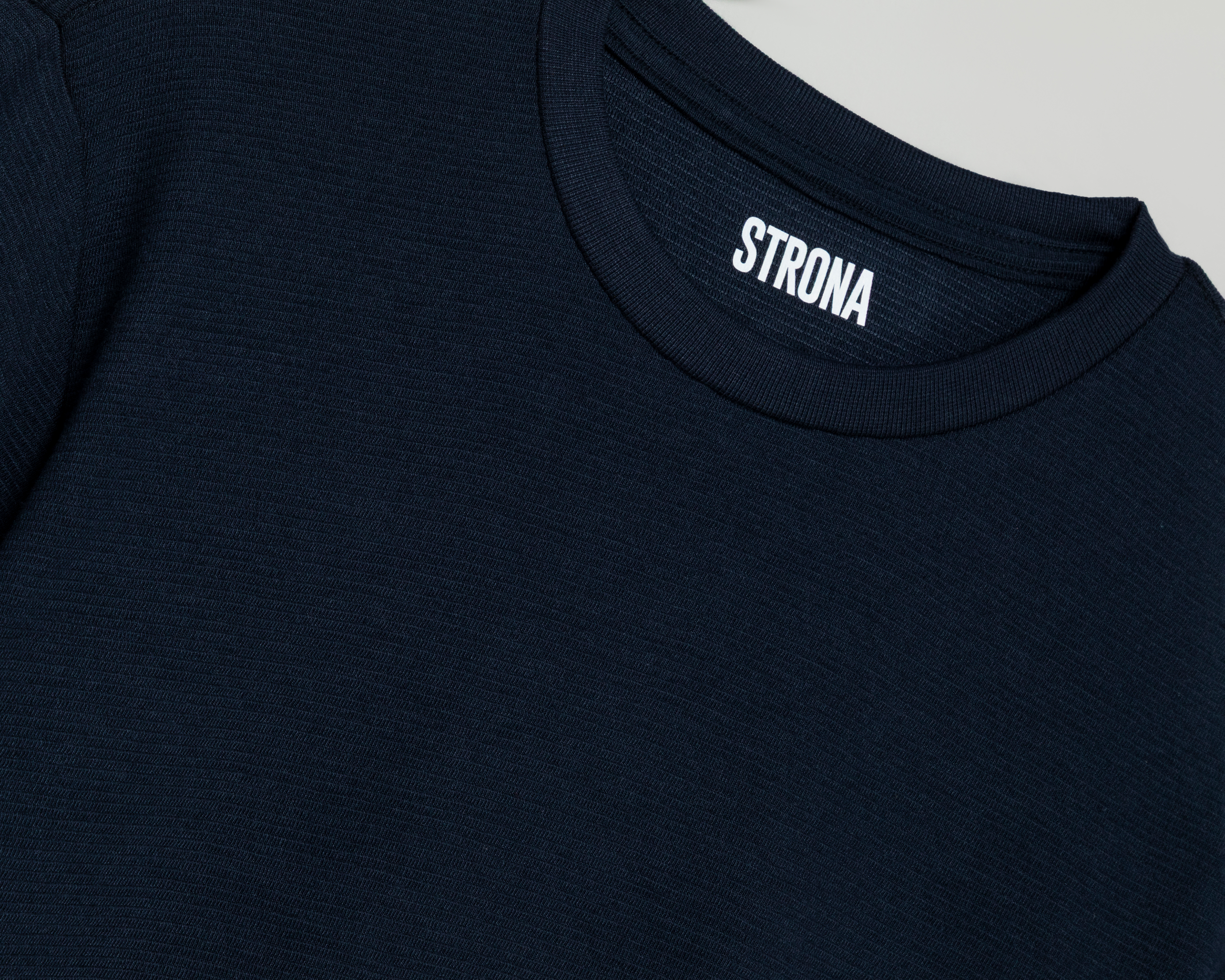 Foto 4 pulgar | Foto 3 | Playera de Cuello Redondo Azul Strona para Hombre