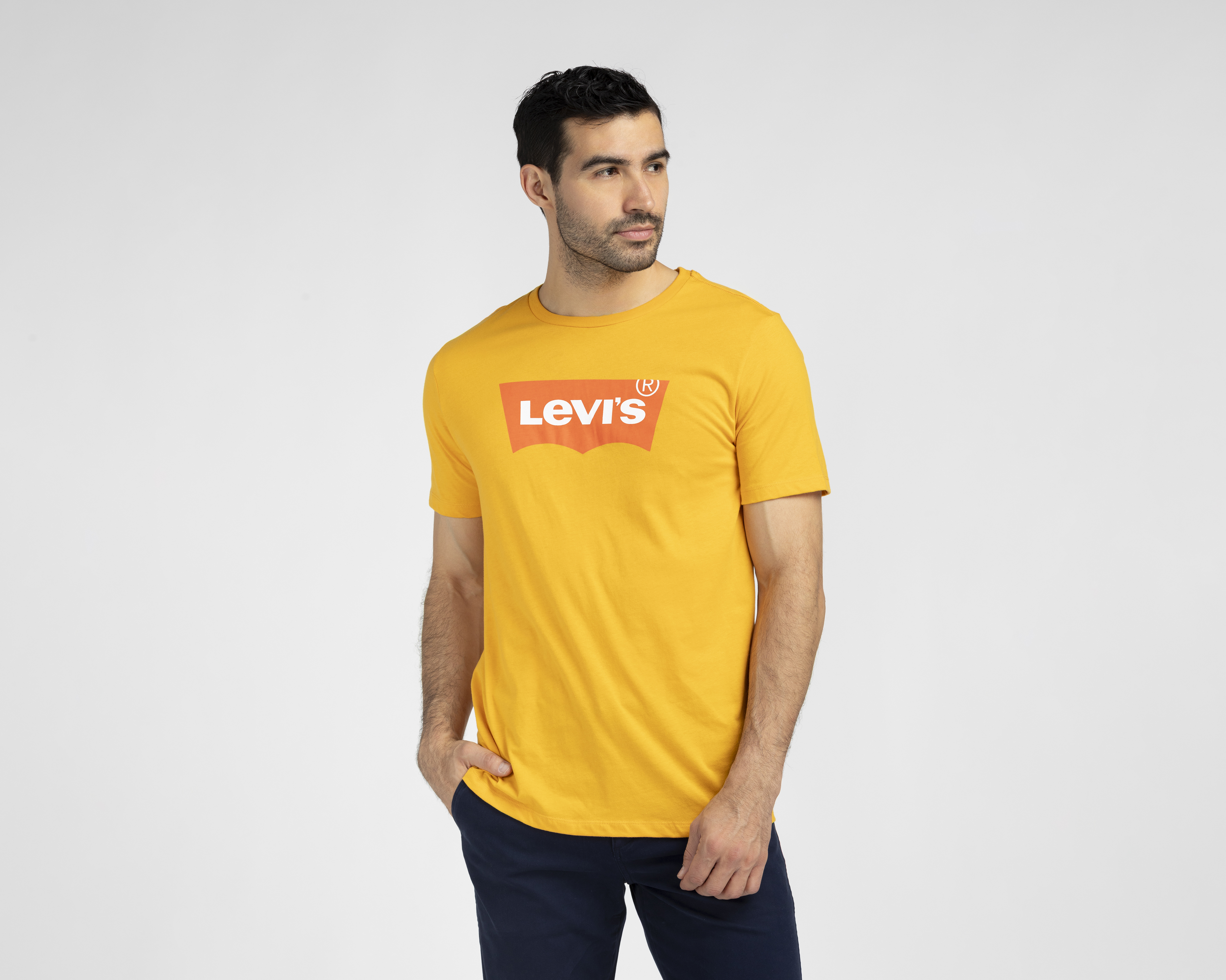 Foto 2 pulgar | Foto 1 | Playera de Cuello Redondo Amarilla Levi's para Hombre