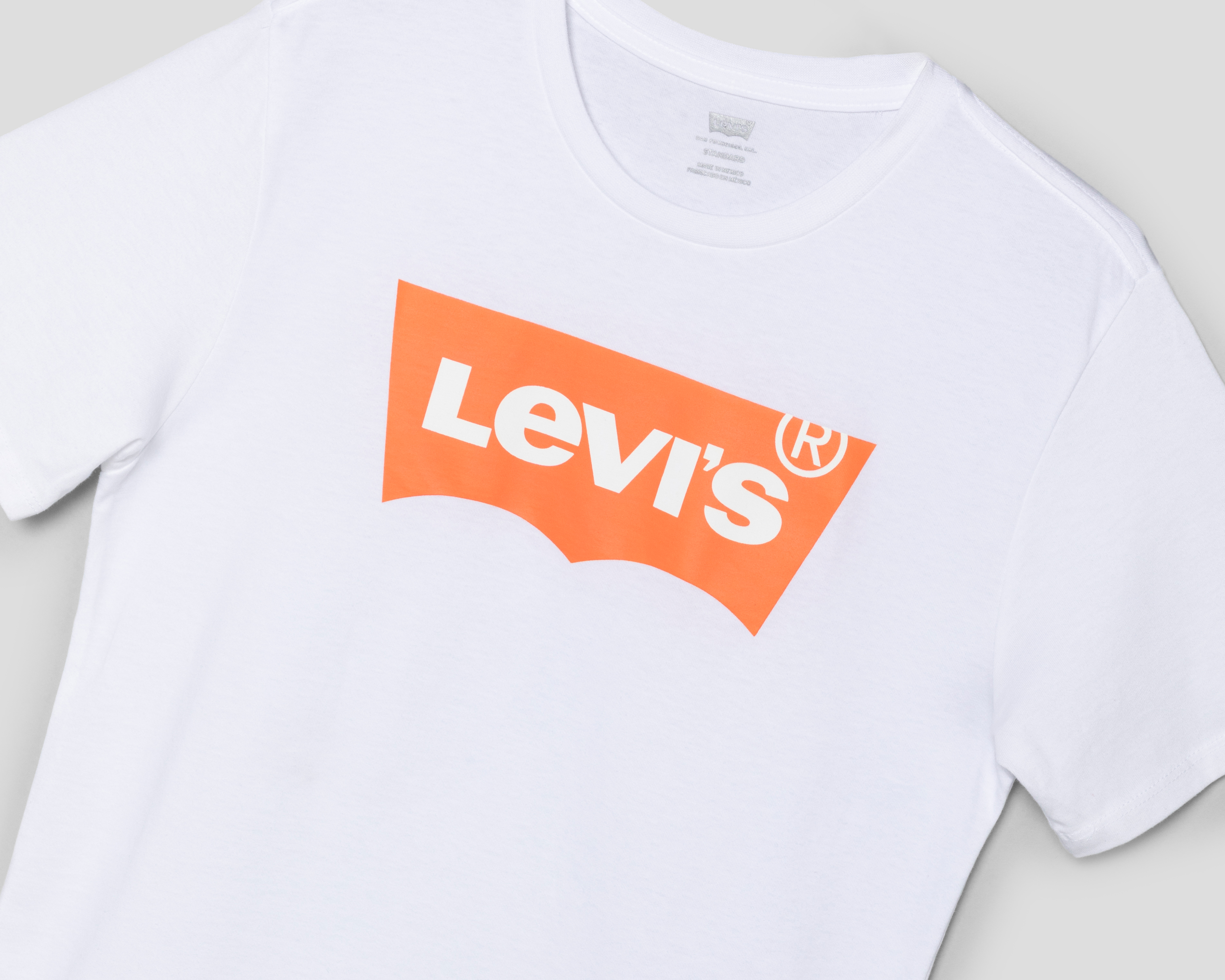 Foto 4 pulgar | Foto 3 | Playera de Cuello Redondo Blanca Levi's para Hombre