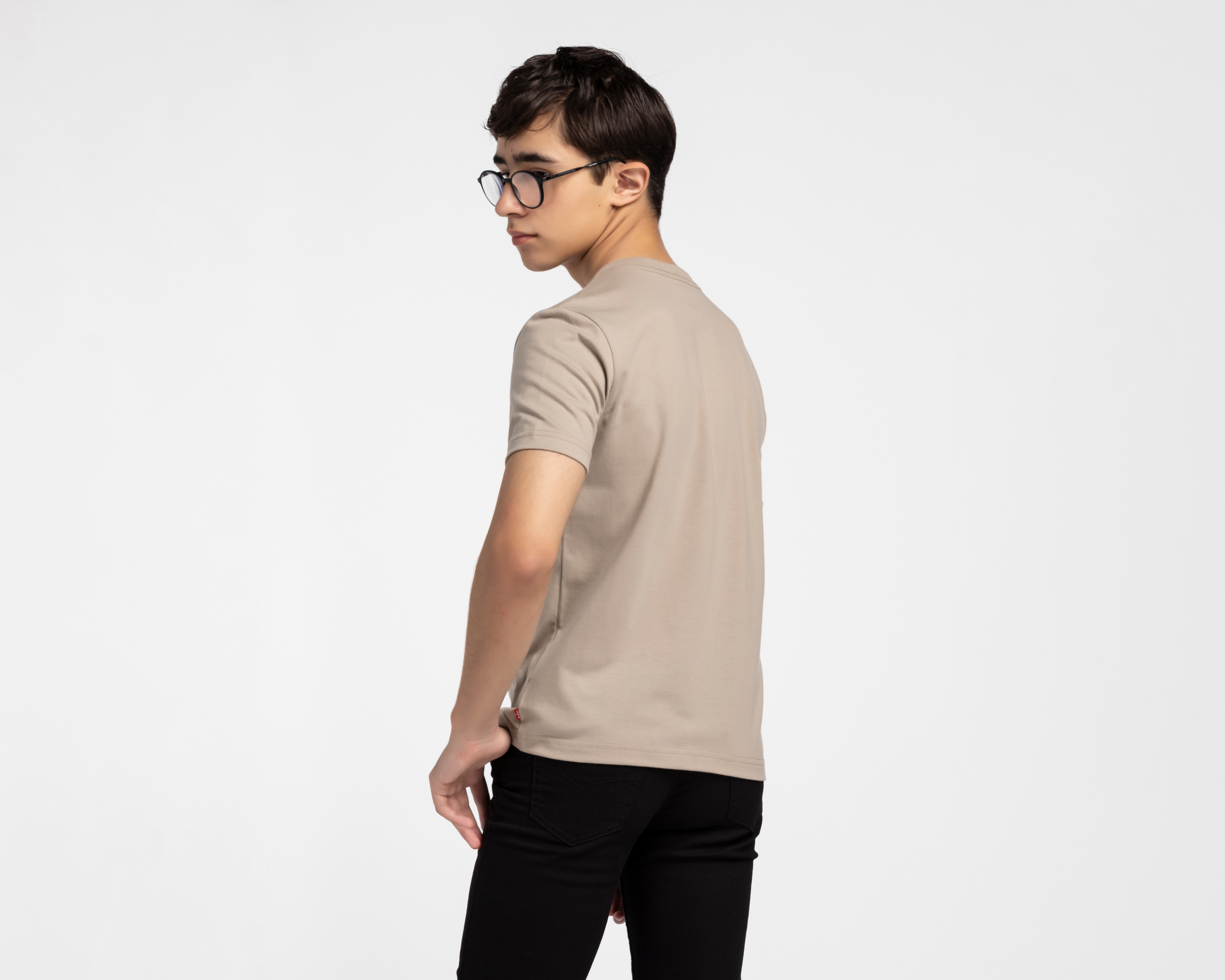 Foto 3 pulgar | Foto 2 | Playera de Cuello Redondo Café Levi's para Niño