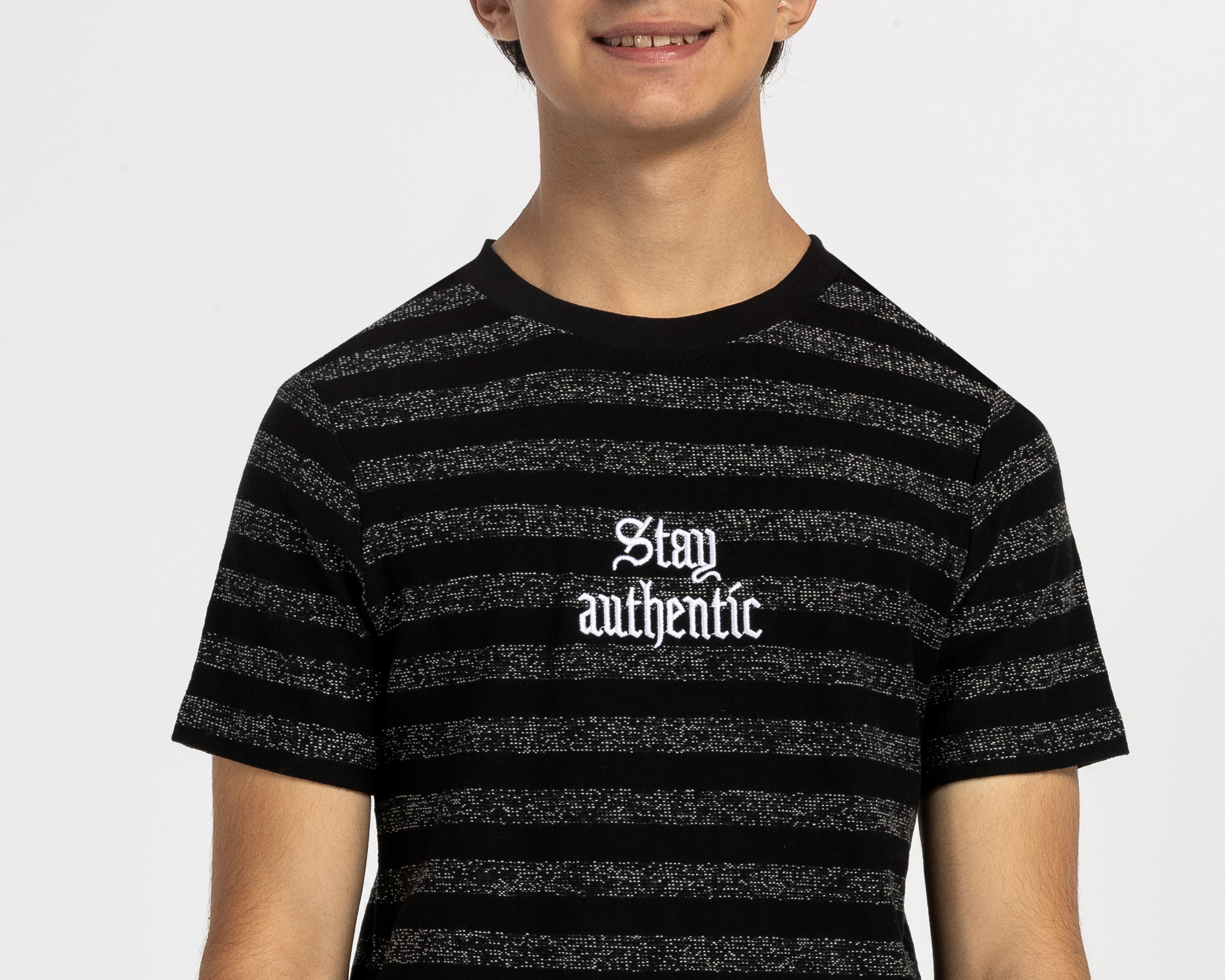 Foto 5 pulgar | Foto 4 | Playera de Cuello Redondo Negra Neo*City Juvenil