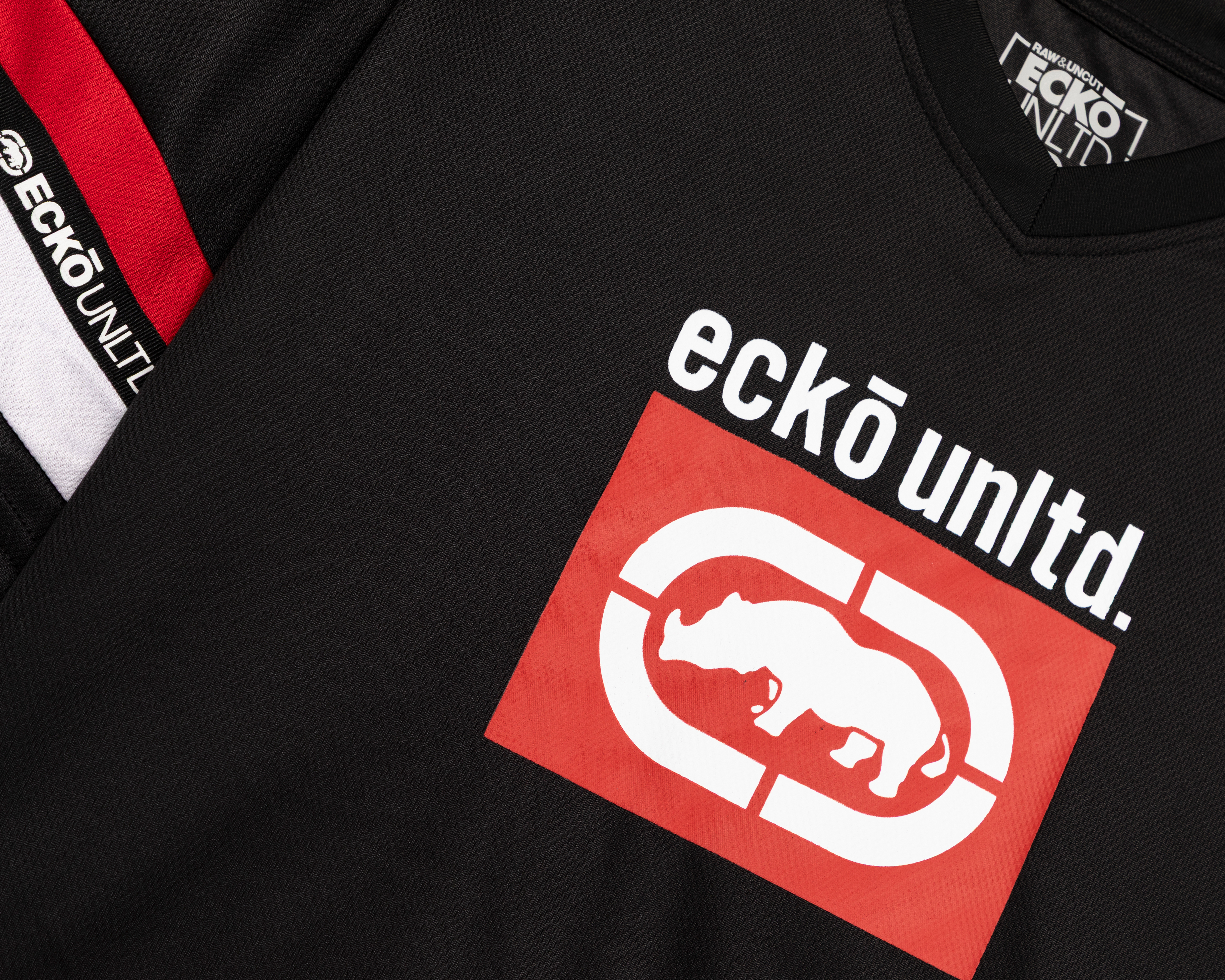 Foto 4 pulgar | Foto 3 | Playera de Cuello V Negra Ecko Unltd. Juvenil