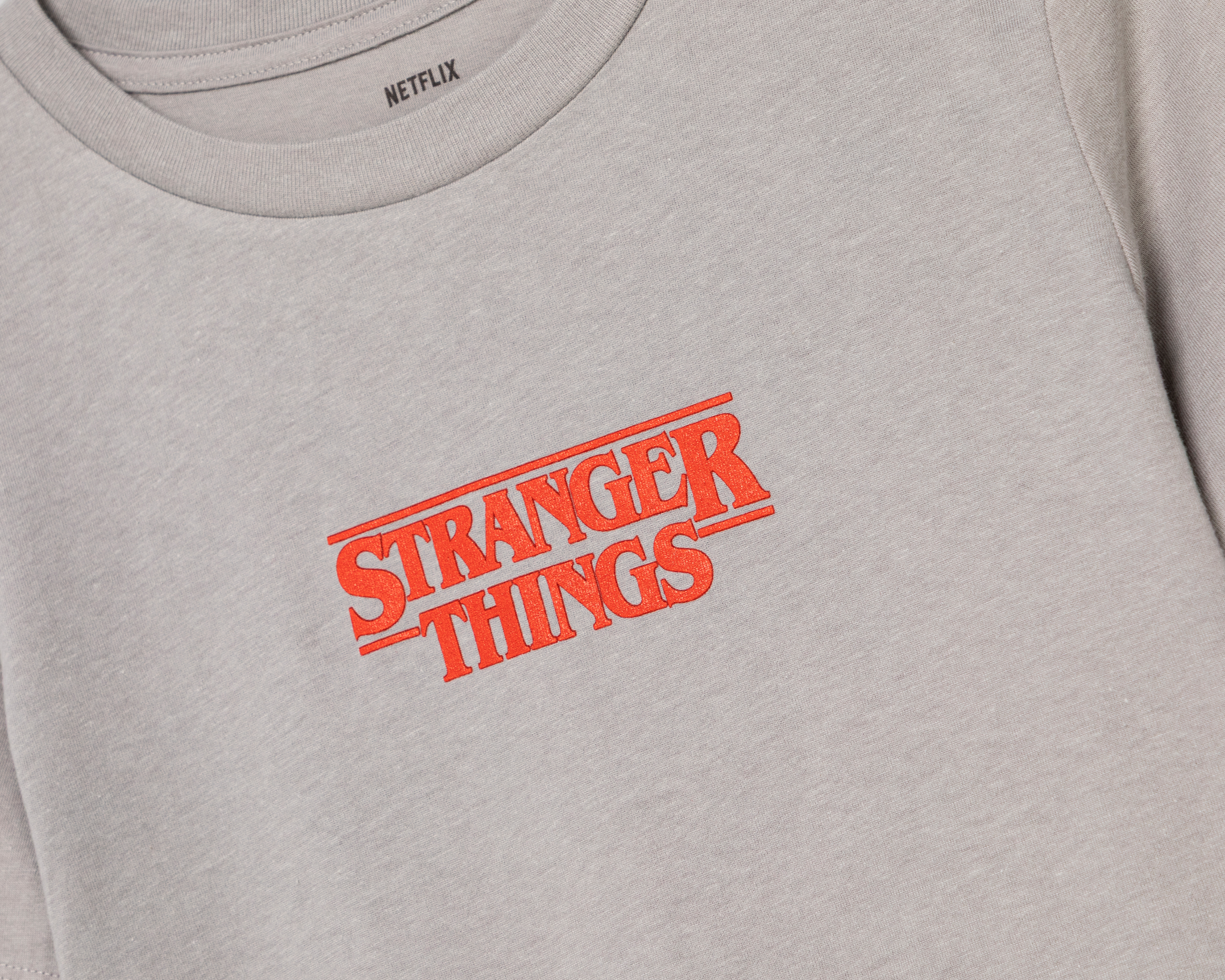 Foto 4 pulgar | Foto 3 | Playera de Cuello Redondo Gris Stranger Things para Niño