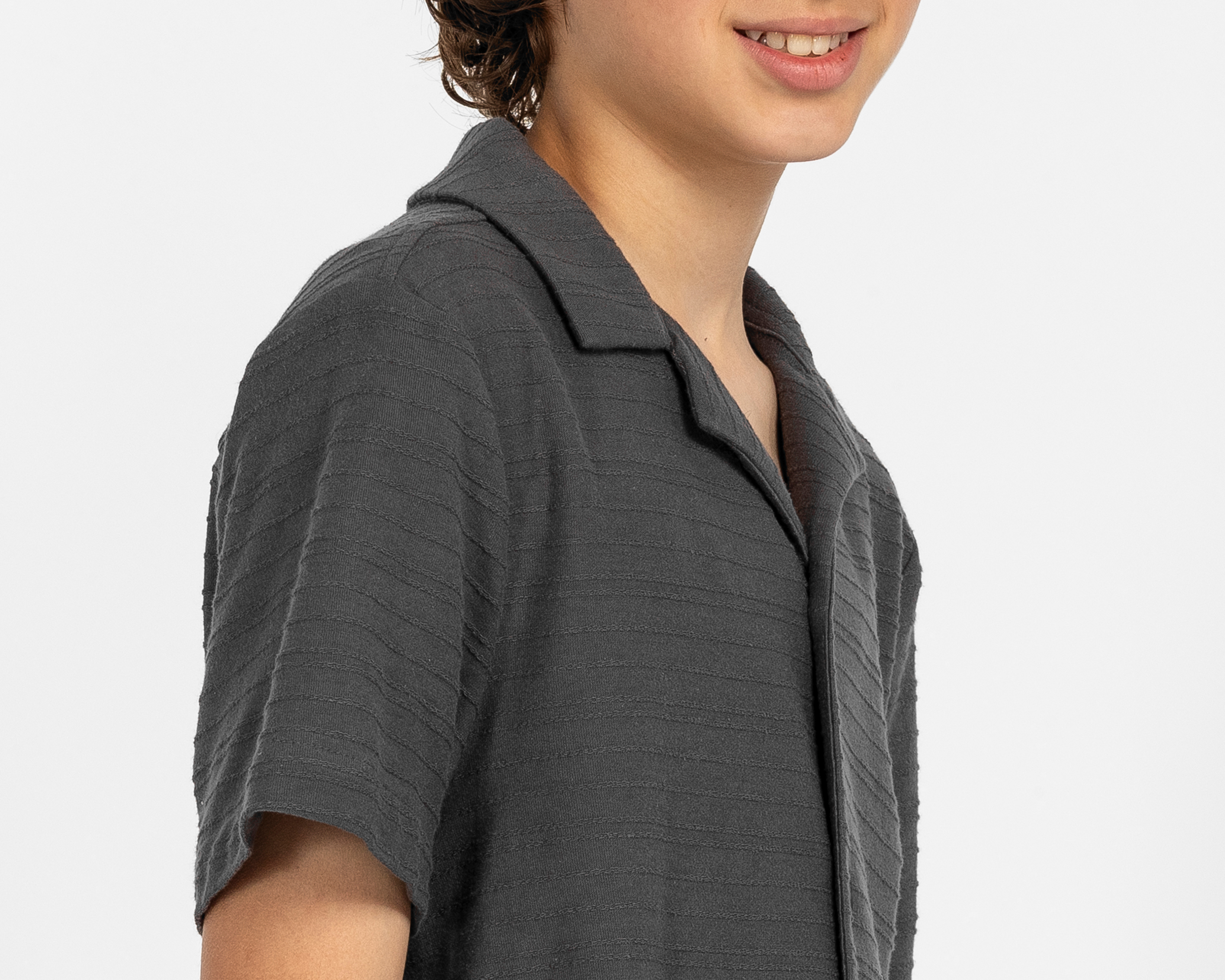 Foto 5 pulgar | Foto 4 | Camisa Cuello Americano Gris Neo*City para Niño