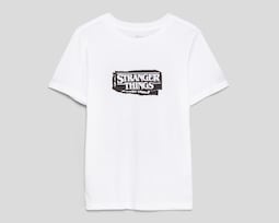 Playera de Cuello Redondo Blanca Stranger Things para Niño