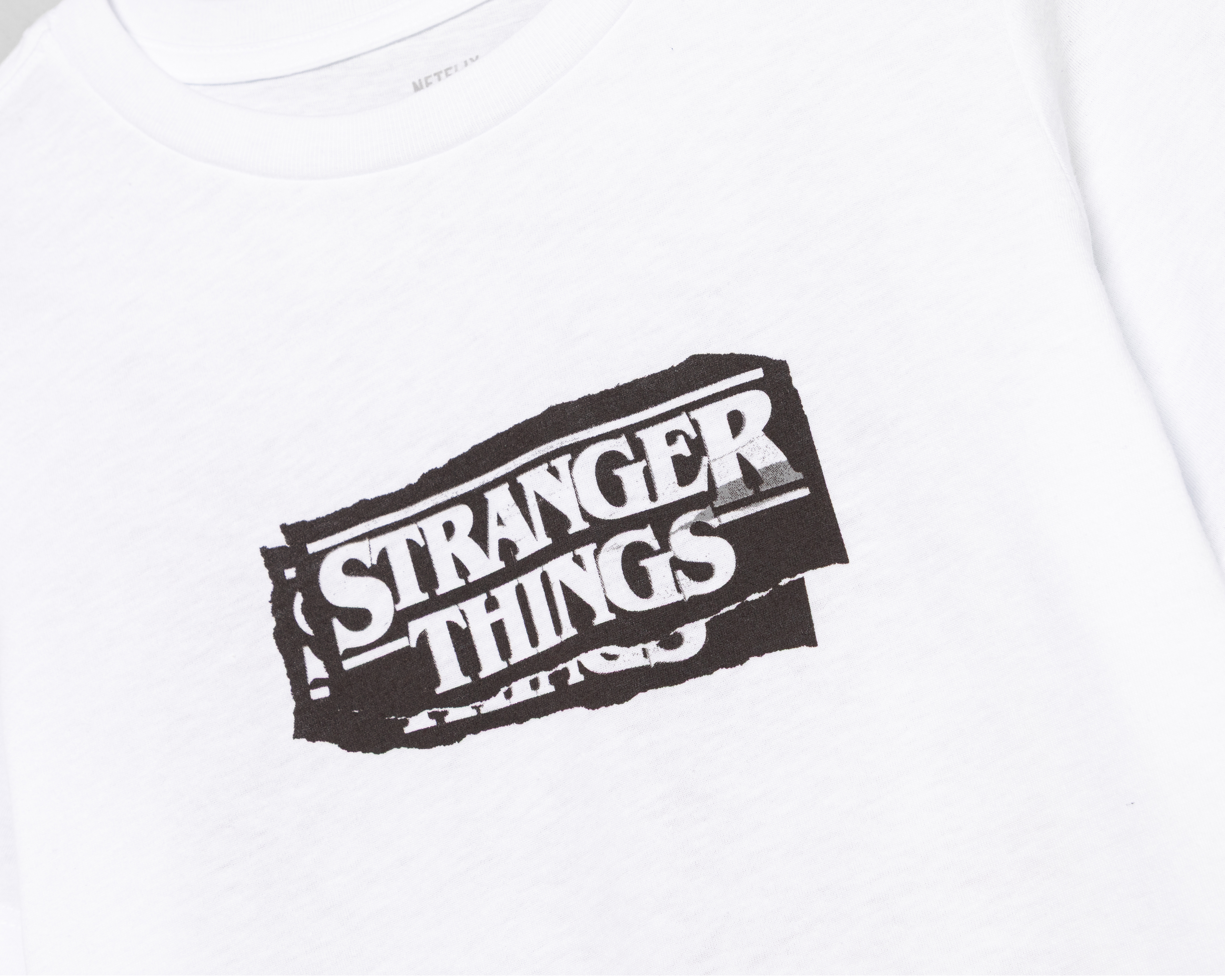 Foto 4 pulgar | Foto 3 | Playera de Cuello Redondo Blanca Stranger Things para Niño