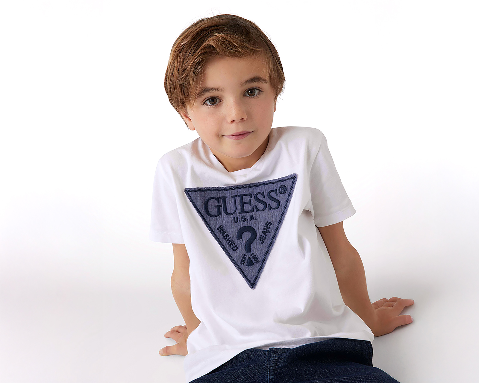 Foto 5 pulgar | Foto 4 | Playera de Cuello Redondo Blanca Guess Juvenil