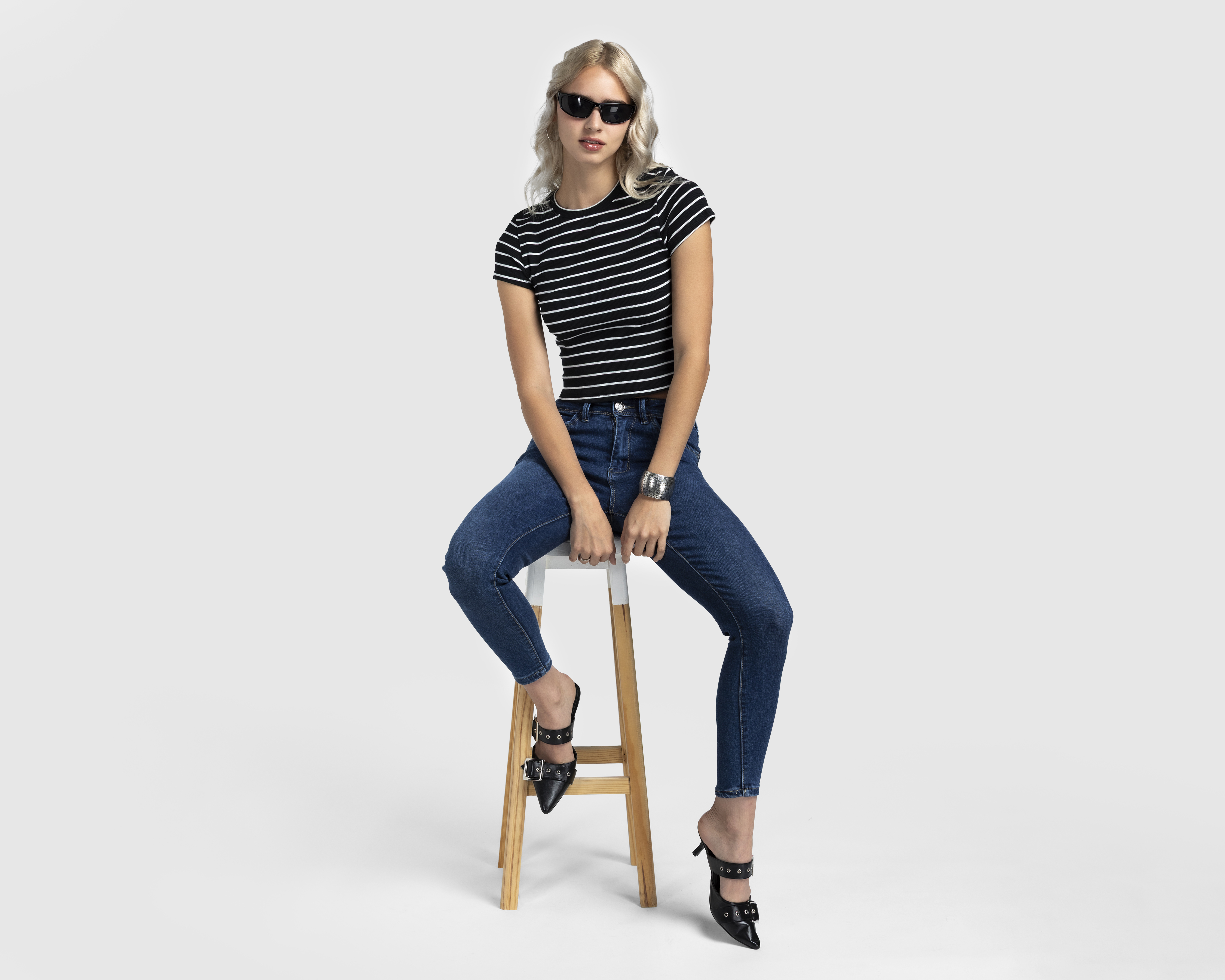 Foto 2 | Foto 2 | Playera Cuello Redondo Negra Refill para Mujer