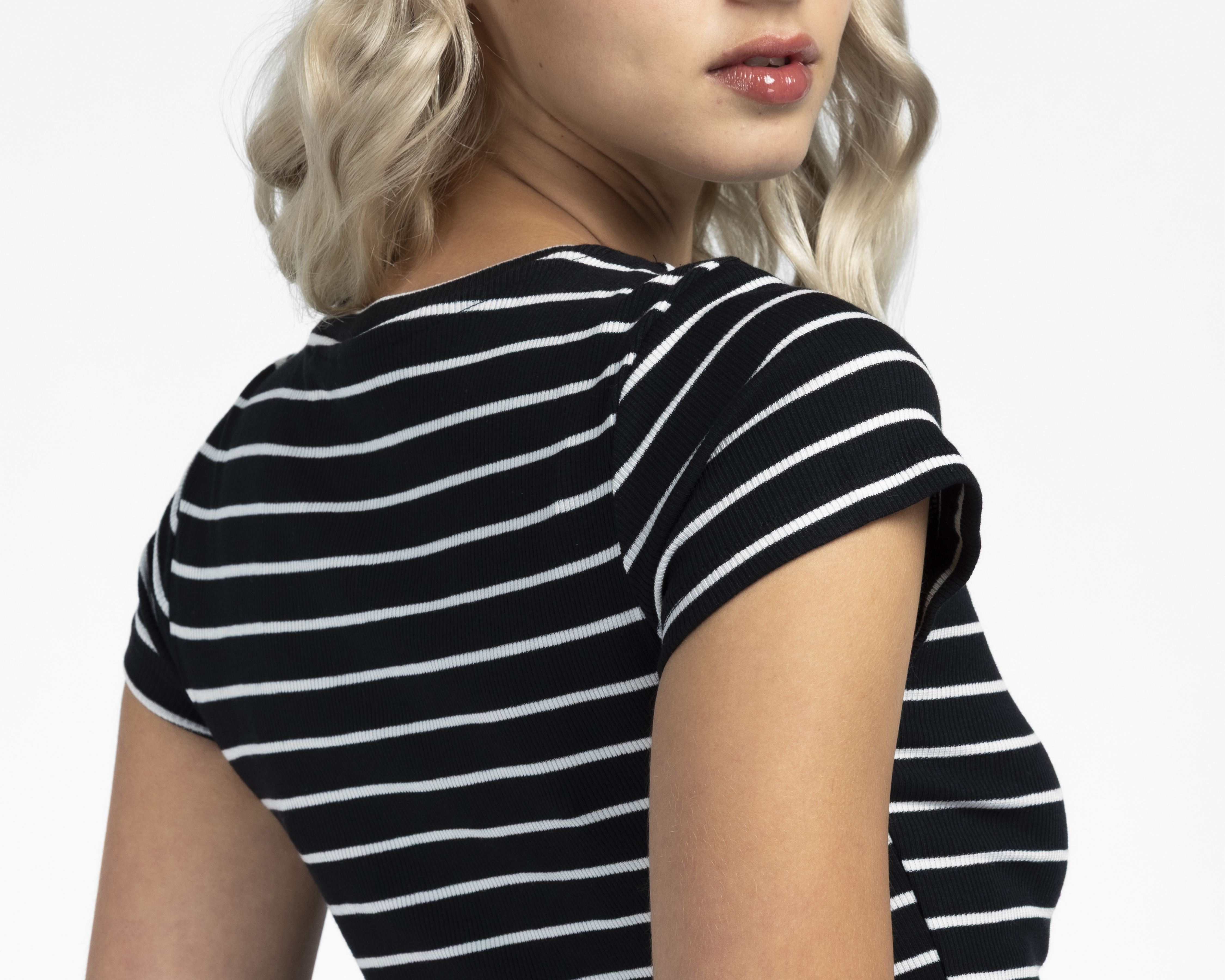 Foto 5 | Foto 5 | Playera Cuello Redondo Negra Refill para Mujer