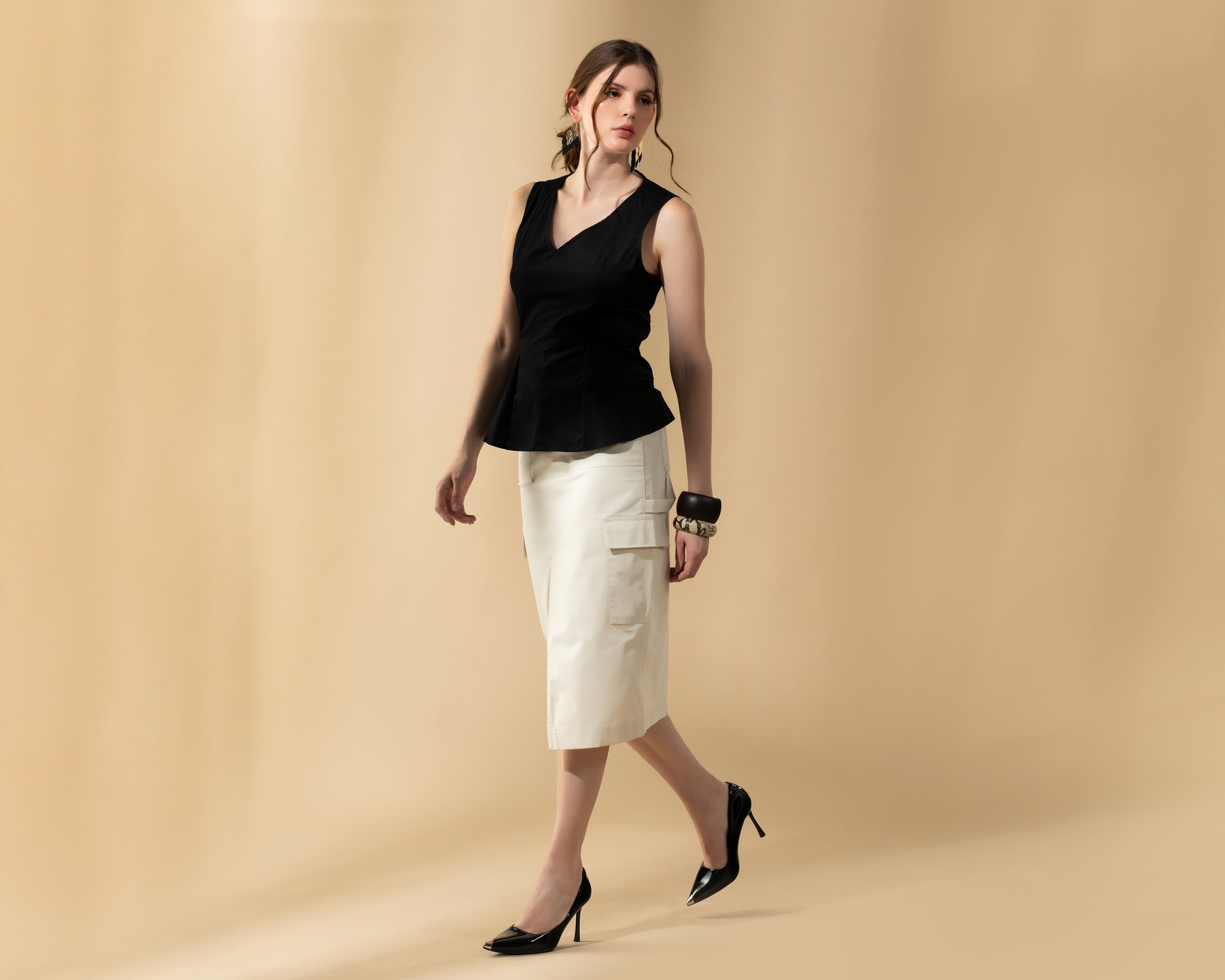 Blusa sin Mangas Cuello V con Pinzas Peplum Sahara By Antonio Gutierrez para Mujer