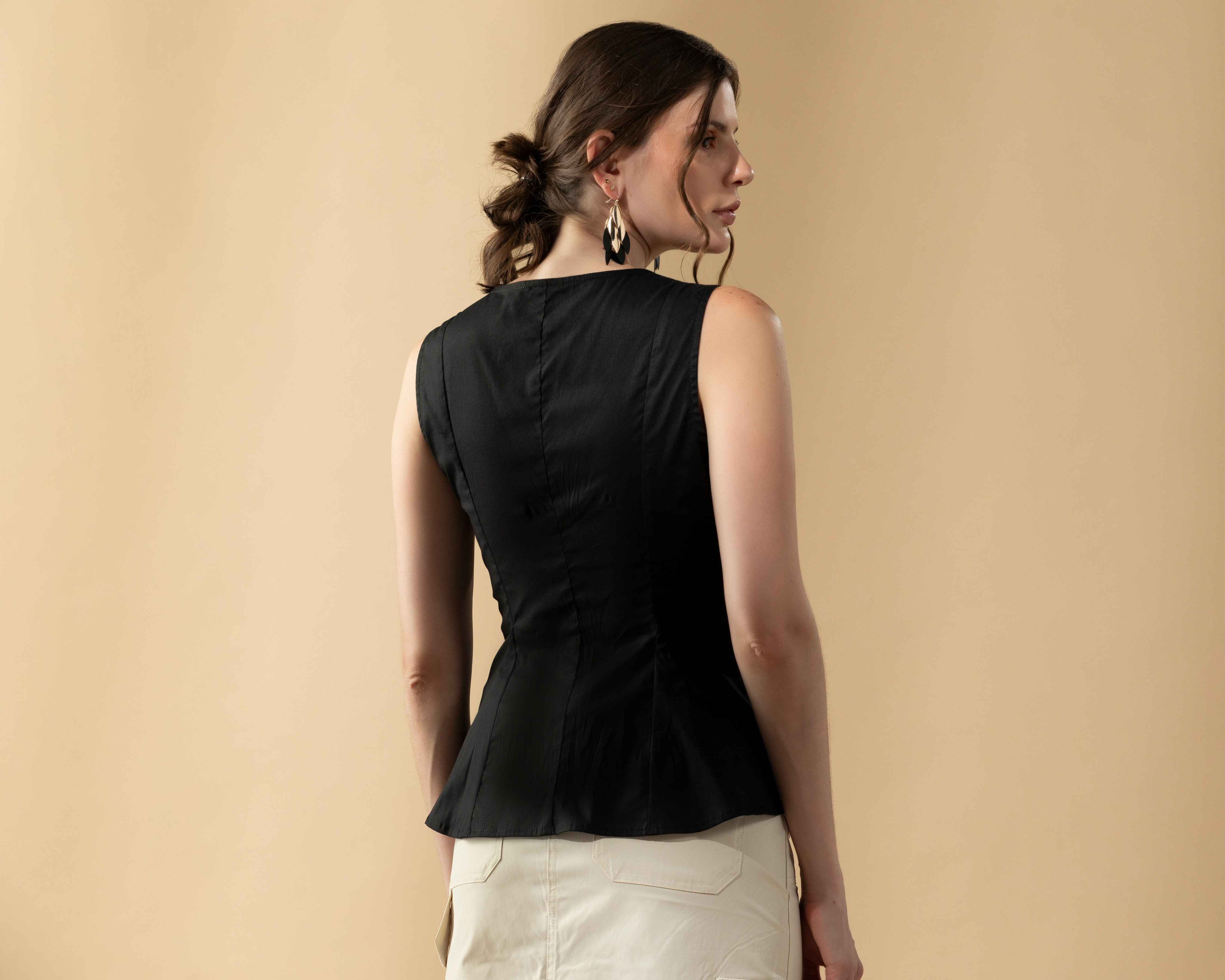 Foto 3 | Foto 3 | Blusa sin Mangas Cuello V con Pinzas Peplum Sahara By Antonio Gutierrez para Mujer