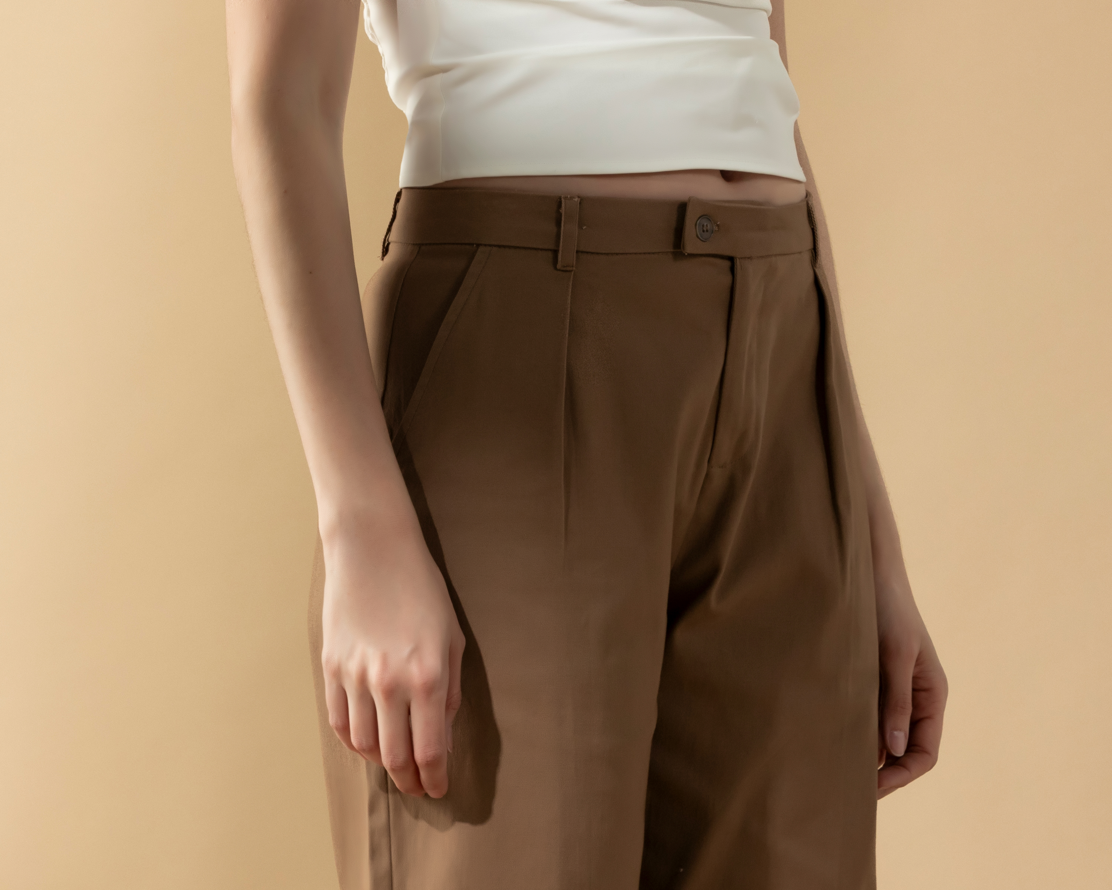 Foto 5 pulgar | Foto 4 | Pantalón Gabardina con Pinzas y Cruce en Pretina Sahara By Antonio Gutierrez para Mujer