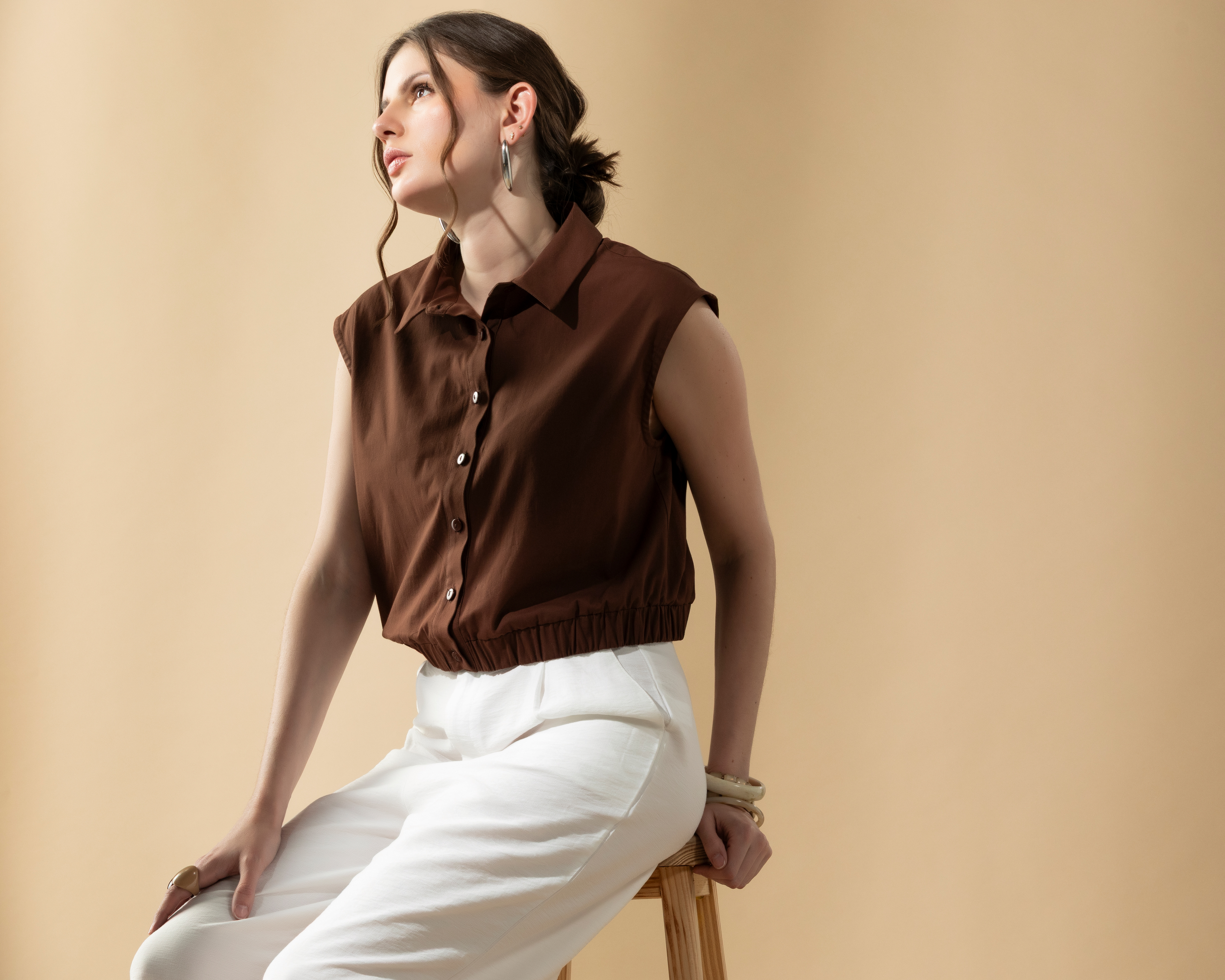 Blusa sin Mangas Camisera con Resorte en Ruedo Sahara By Antonio Gutiérrez para Mujer