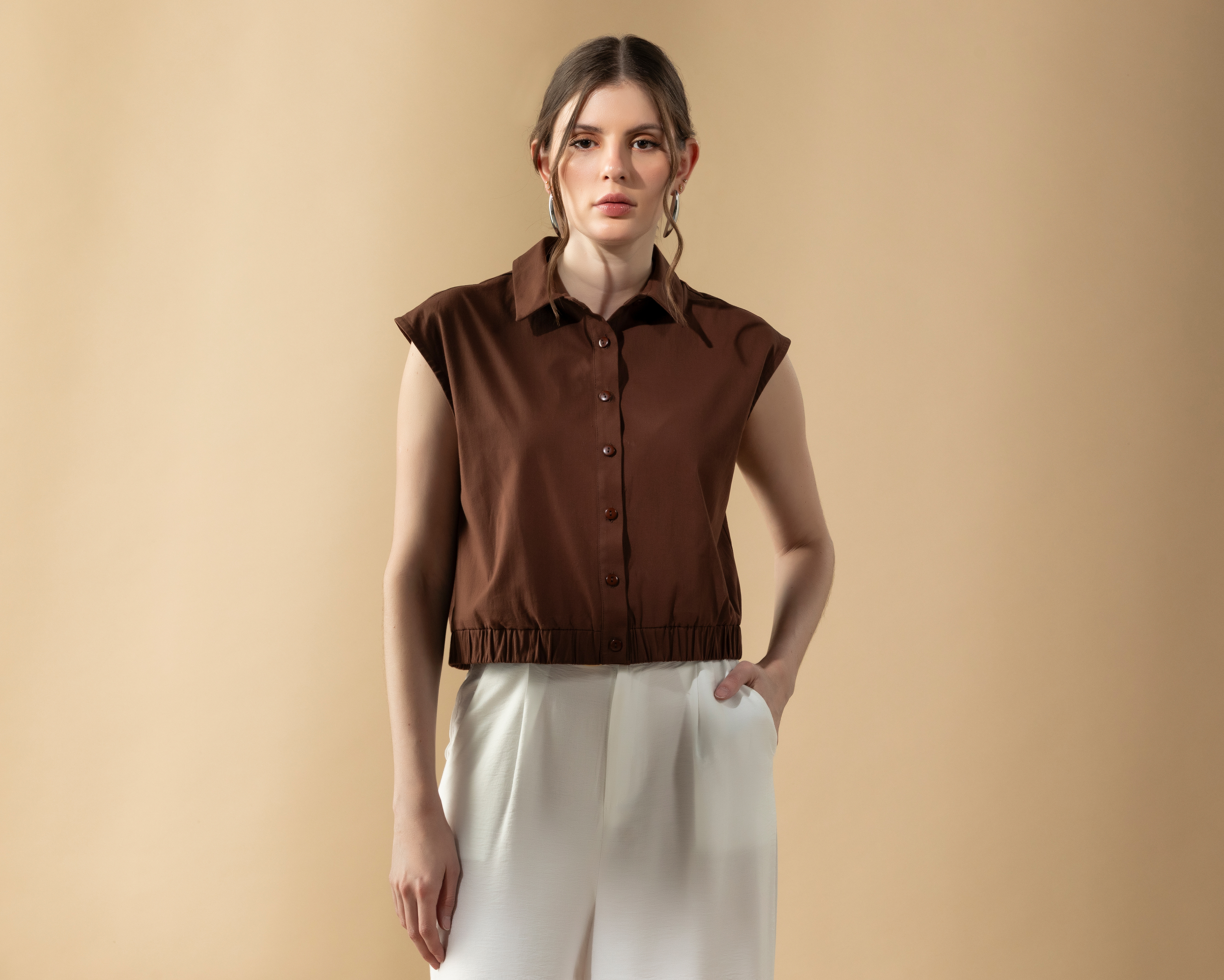 Foto 3 pulgar | Foto 2 | Blusa sin Mangas Camisera con Resorte en Ruedo Sahara By Antonio Gutierrez para Mujer