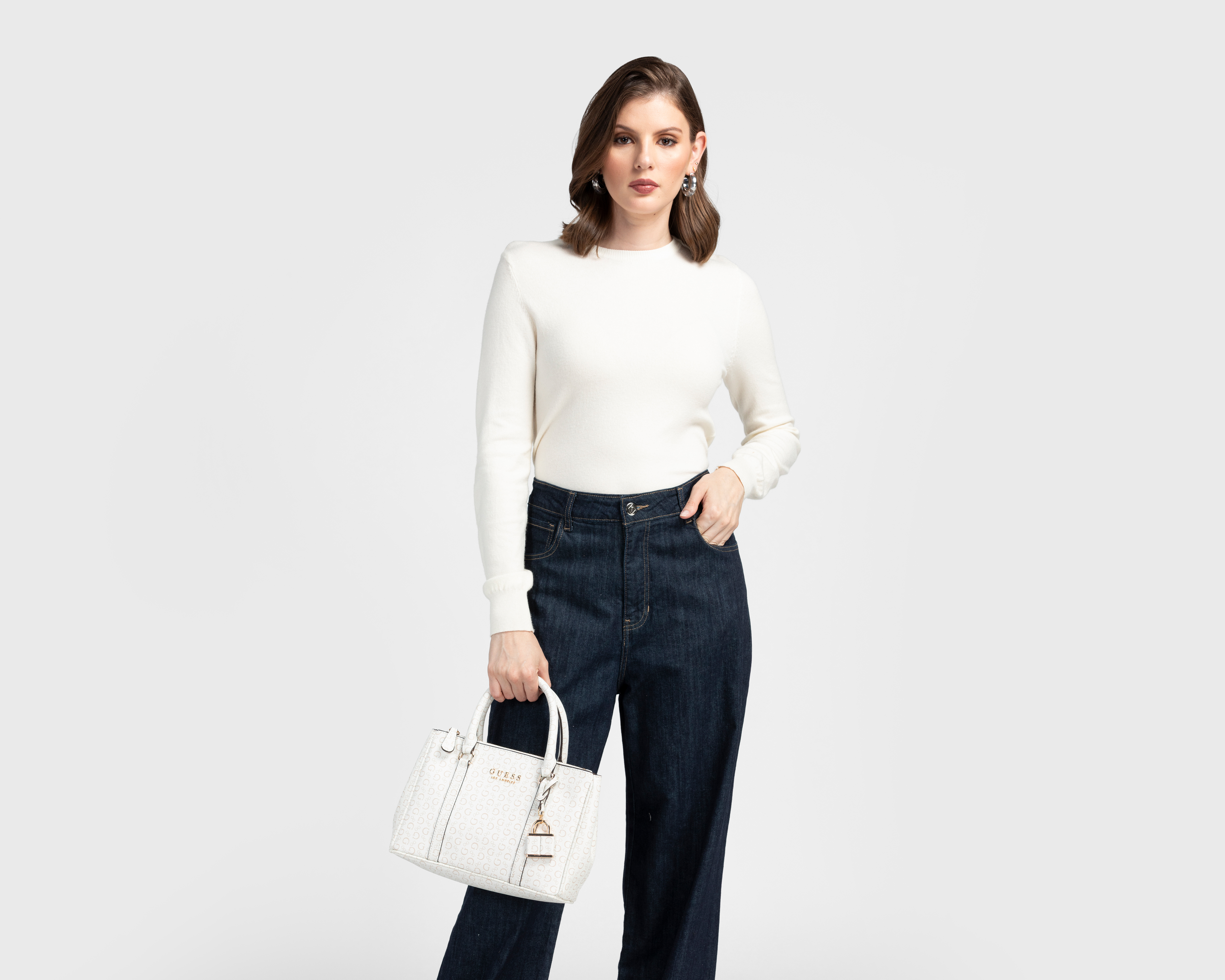 Foto 7 pulgar | Foto 6 | Bolsa de Mano Guess Saffron Satchel con Colgante