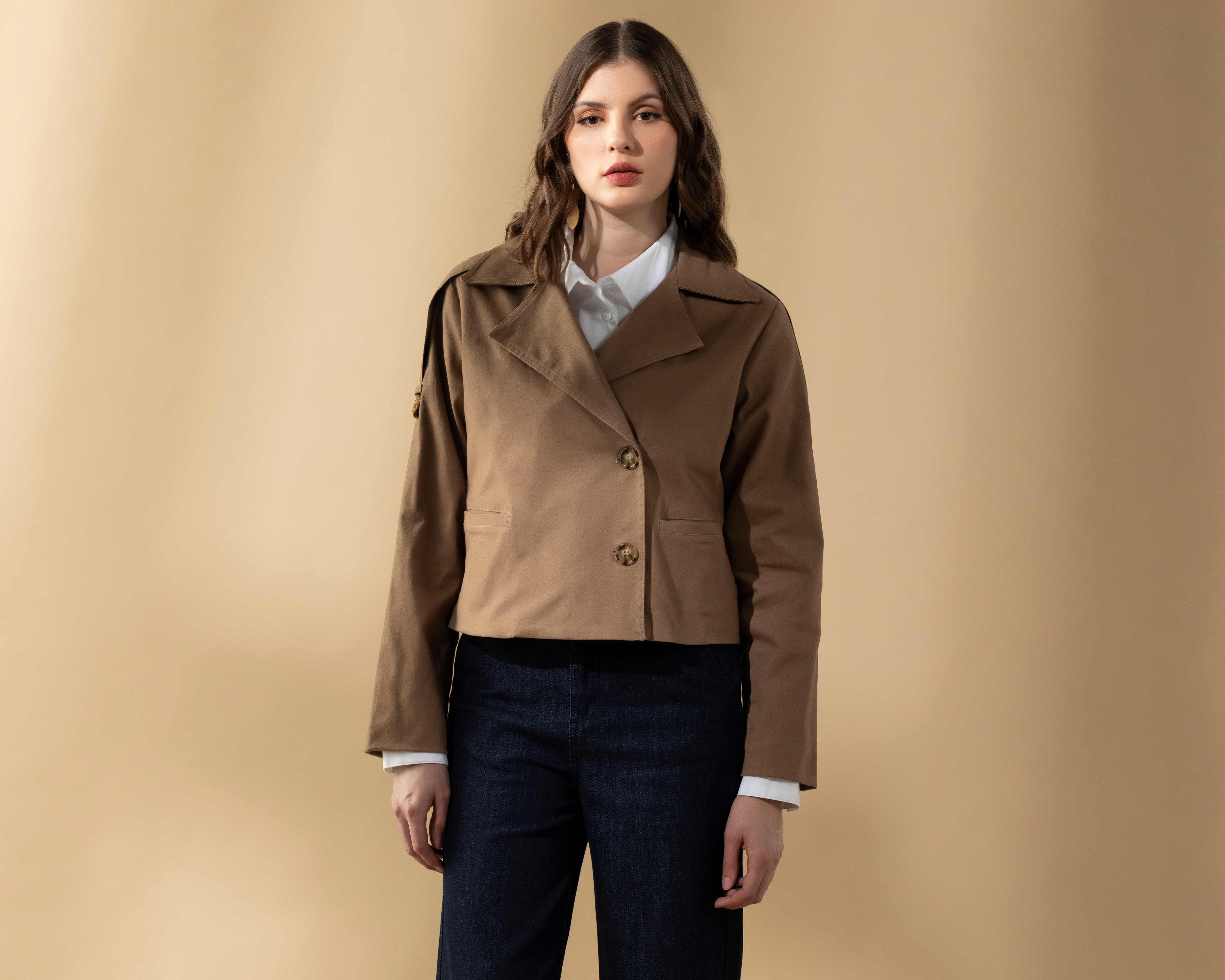 Foto 2 | Foto 2 | Trench Crop Trabilla en Hombro Sahara By Antonio Gutierrez para Mujer