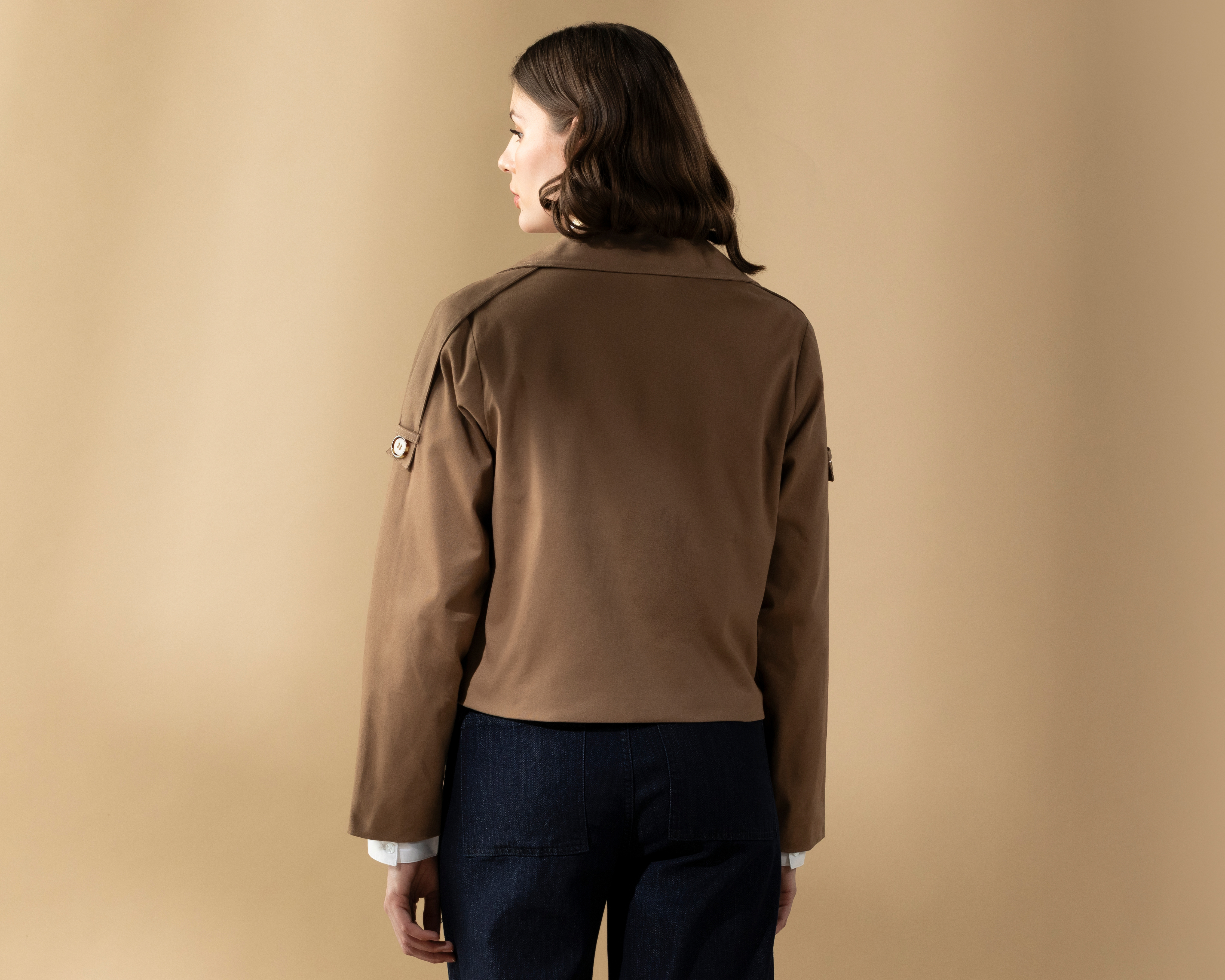 Foto 4 pulgar | Foto 3 | Trench Crop Trabilla en Hombro Sahara By Antonio Gutierrez para Mujer