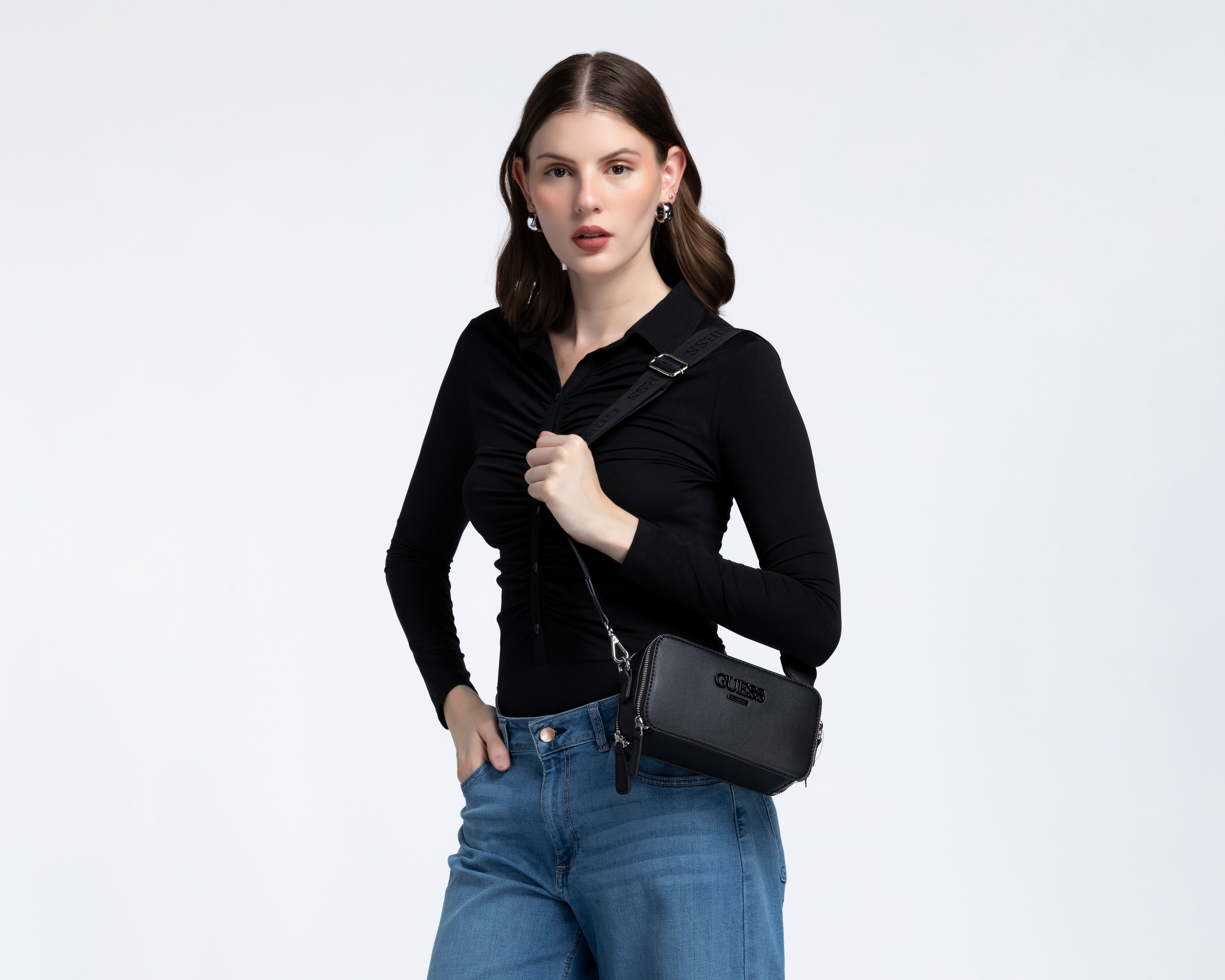 Foto 7 pulgar | Foto 6 | Bolsa Cruzada Guess