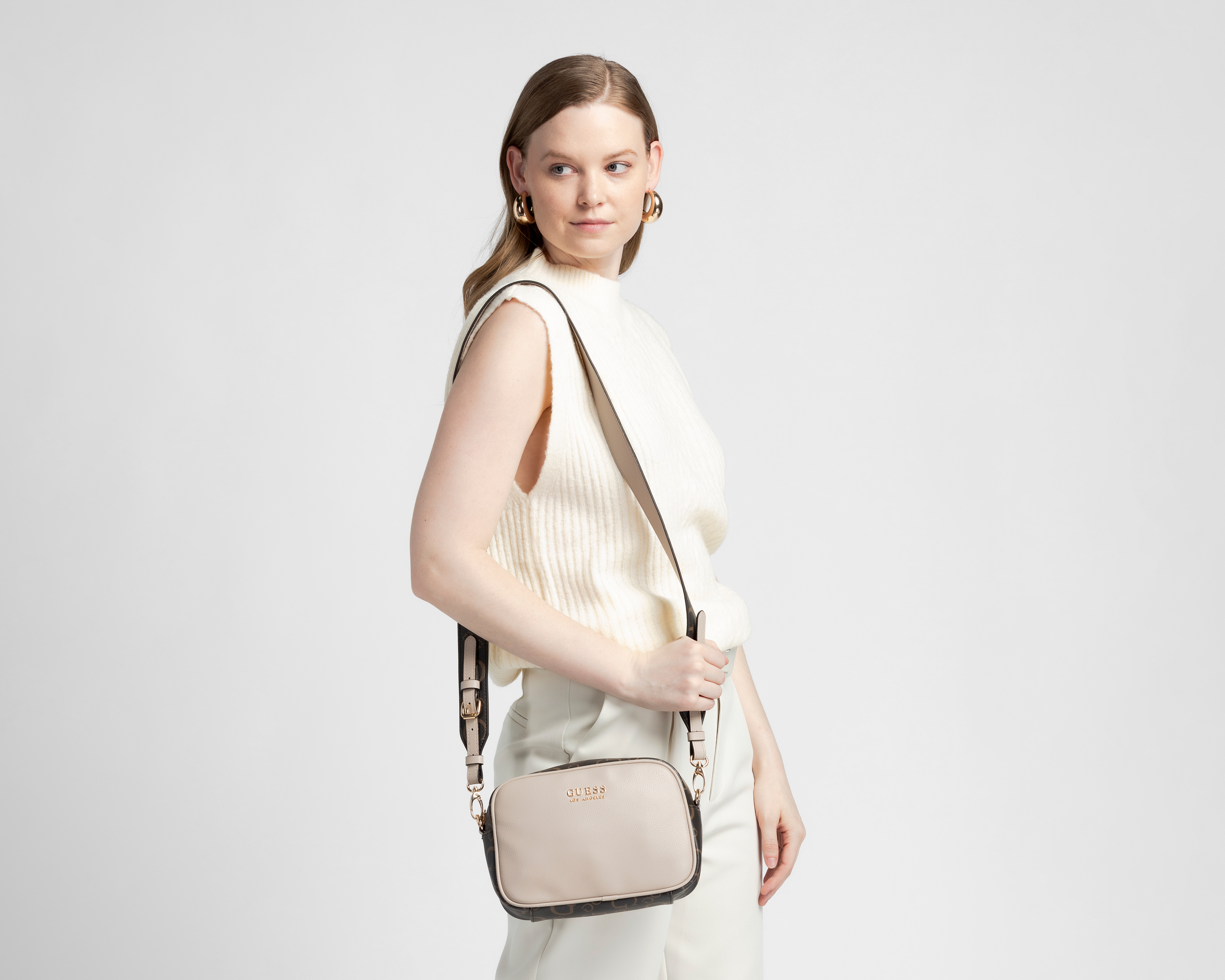 Foto 7 pulgar | Foto 6 | Bolsa Cruzada Guess Barton