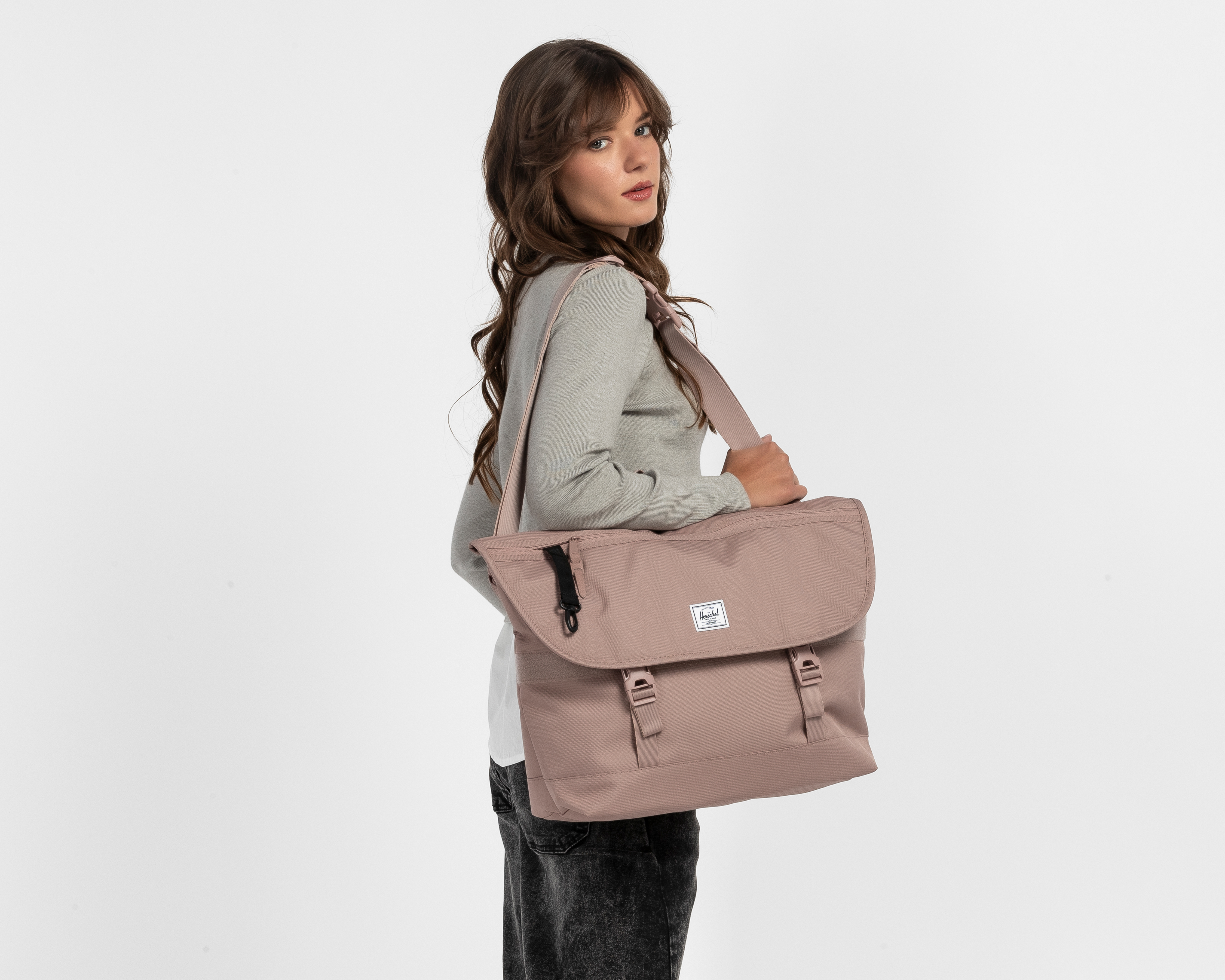 Foto 7 pulgar | Foto 6 | Bolsa Cruzada Herschel