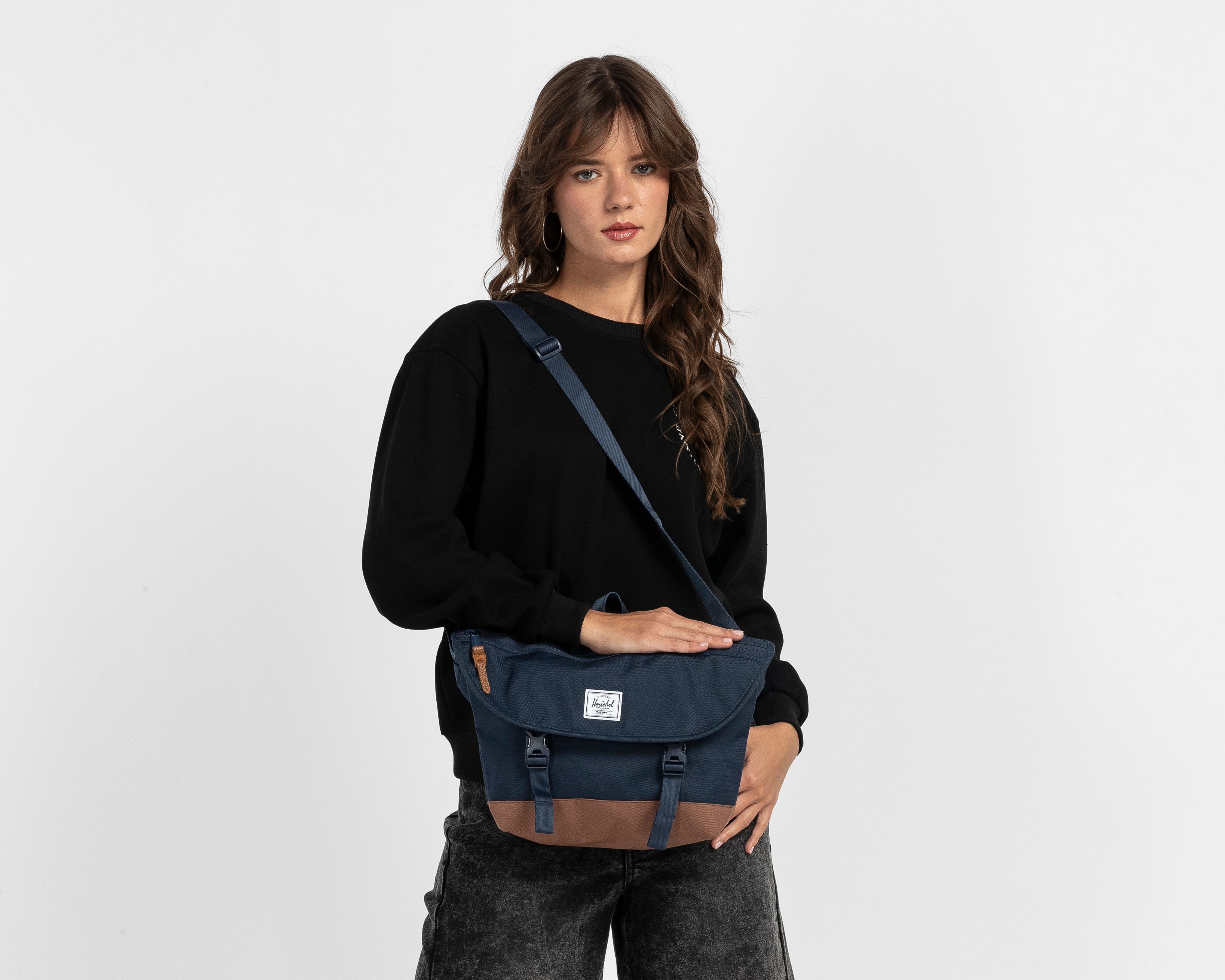 Foto 7 pulgar | Foto 6 | Bolsa Cruzada Herschel Cove Small