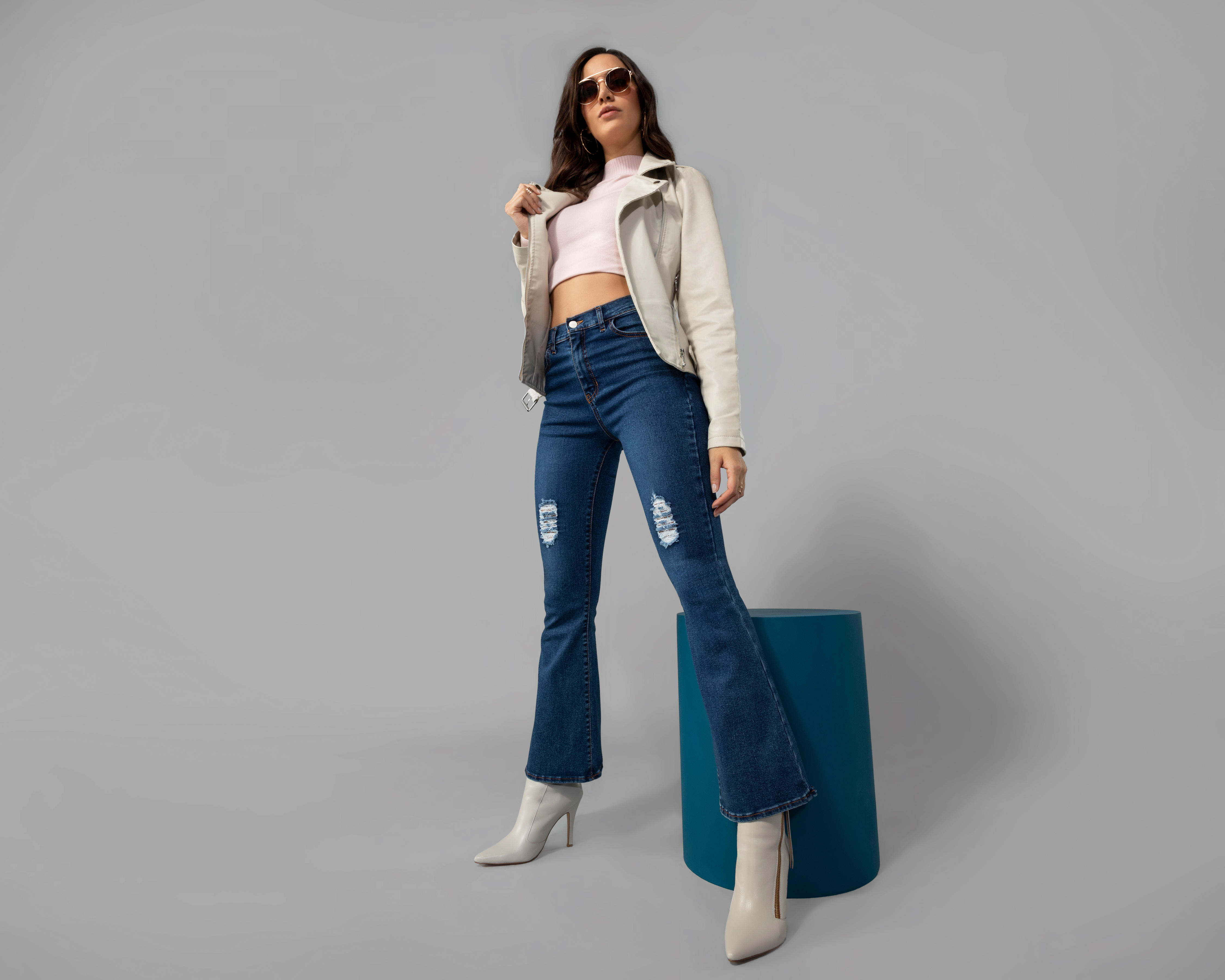 Foto 2 pulgar | Foto 1 | Jeans Flare Fit Jennifer Lopez para Mujer
