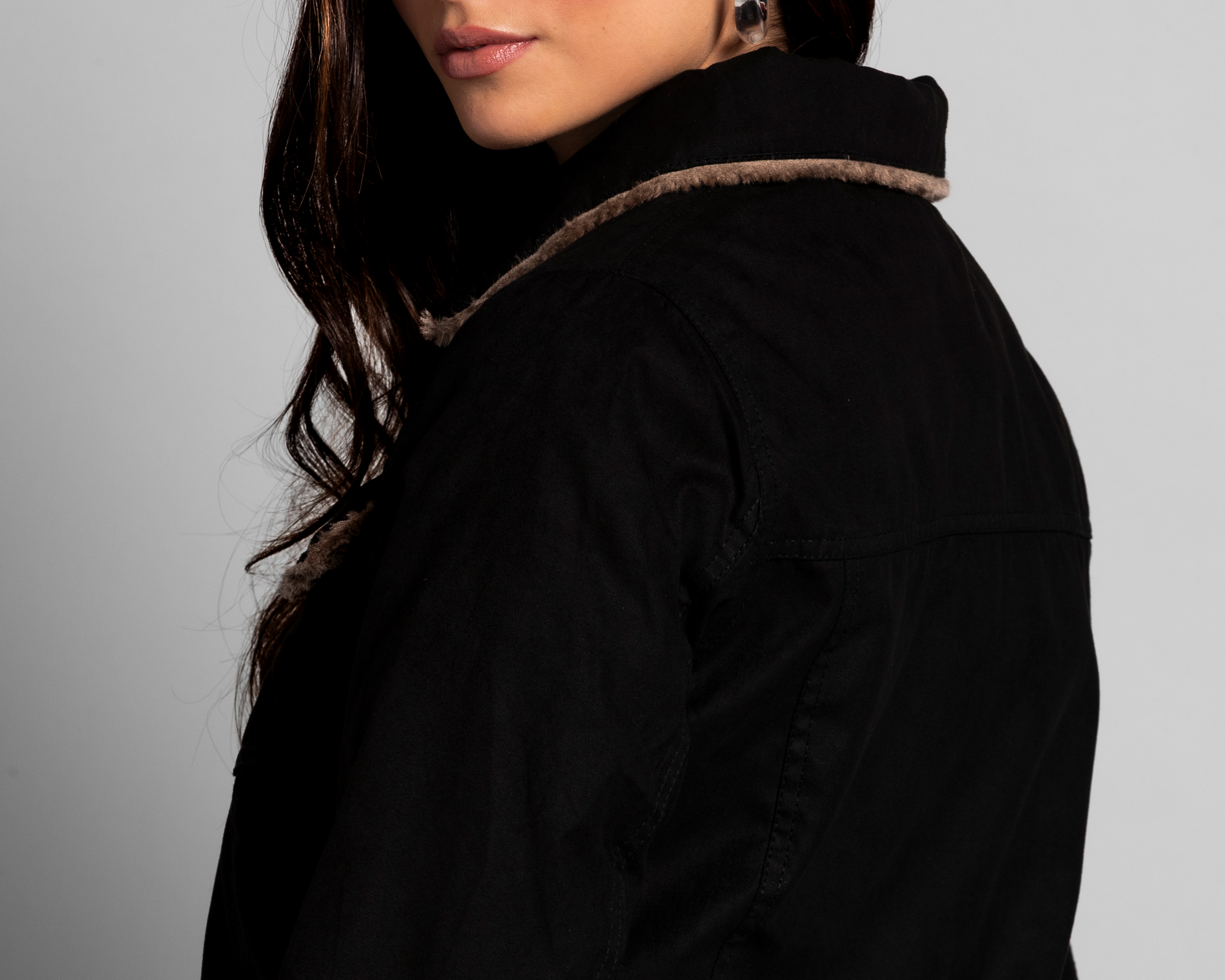 Foto 6 pulgar | Foto 5 | Chamarra Negra Strona para Mujer