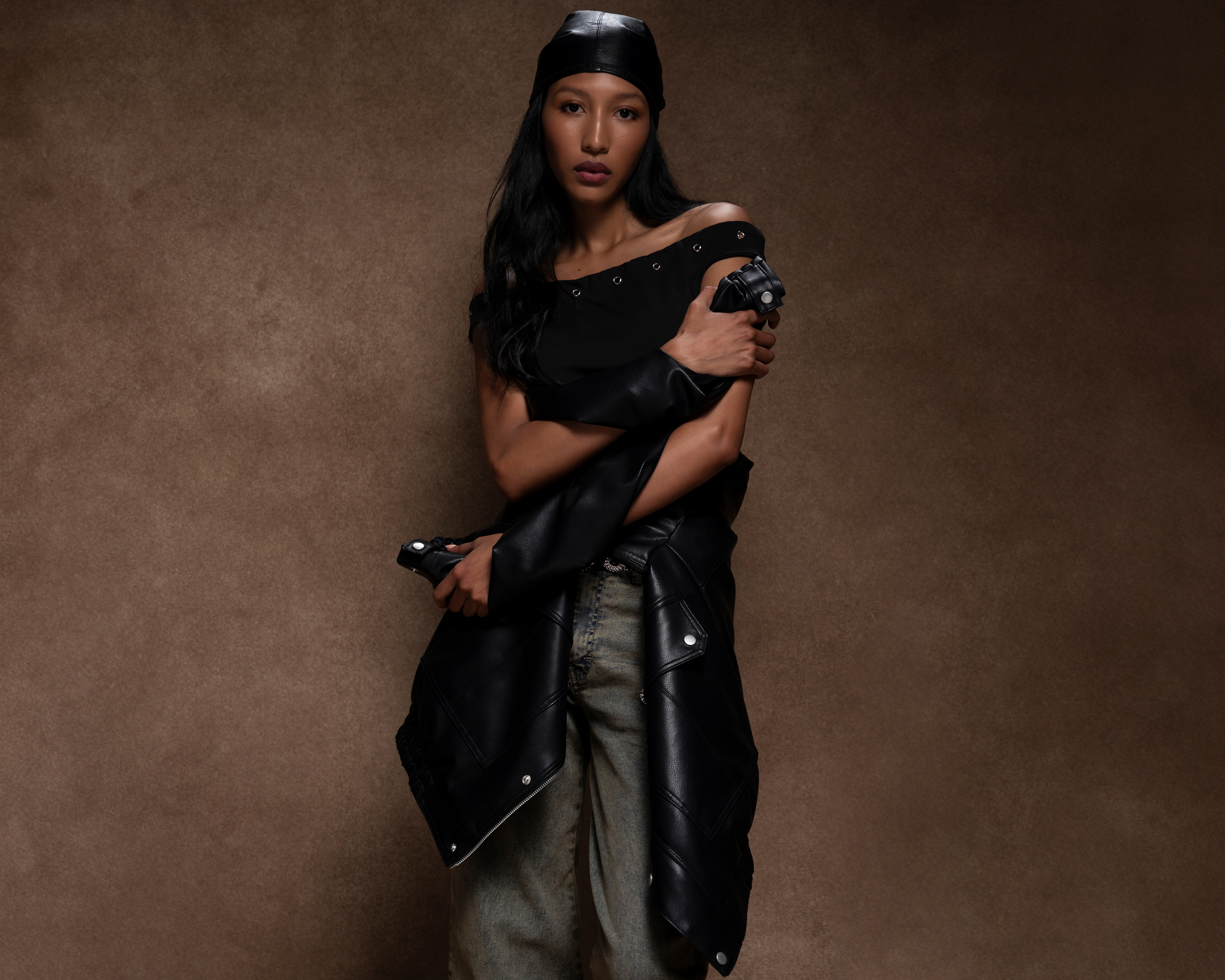 Foto 2 pulgar | Foto 1 | Playera Negra Strona para Mujer