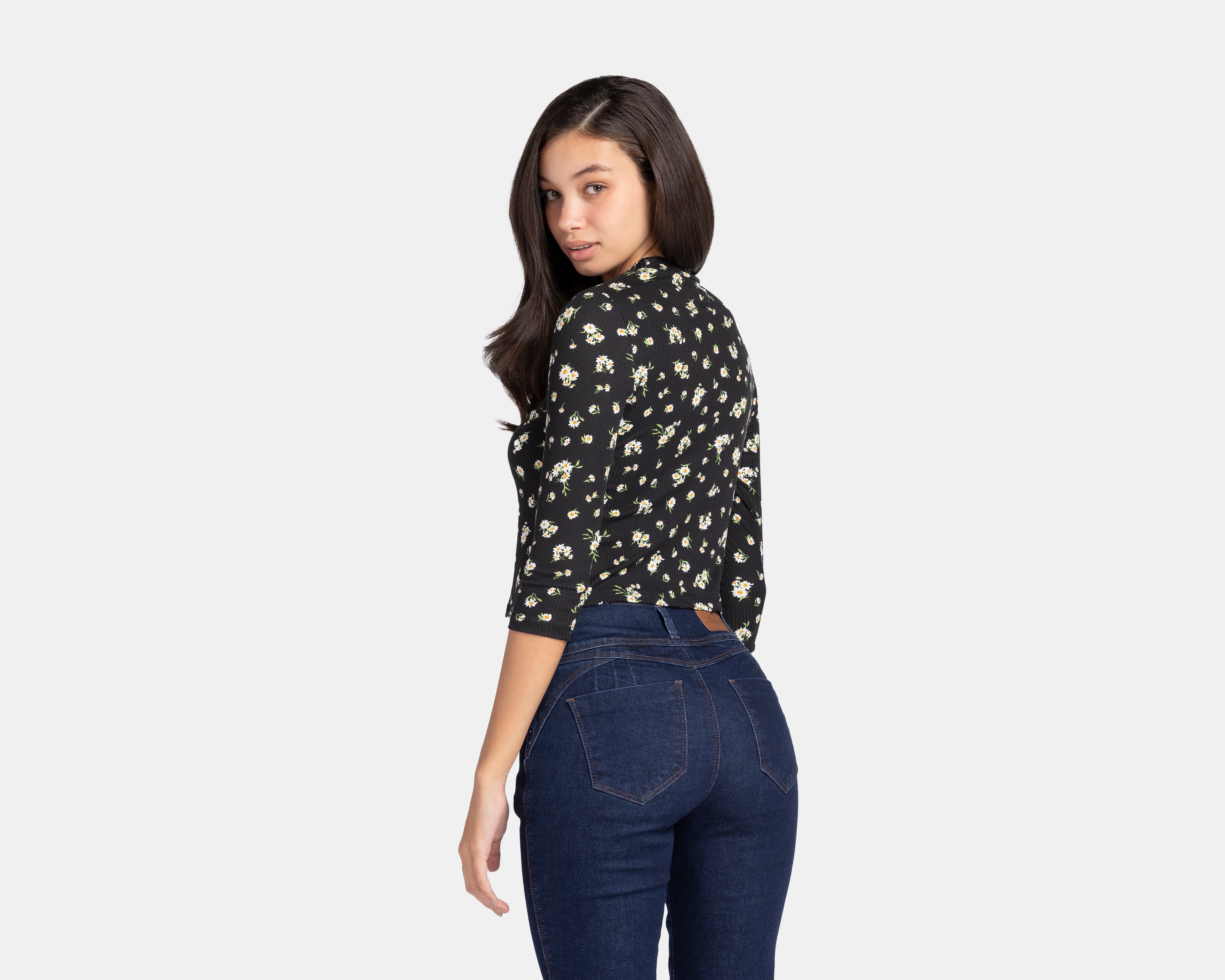 Foto 4 pulgar | Foto 3 | Blusa 18 Forever Negra con Print de Flores