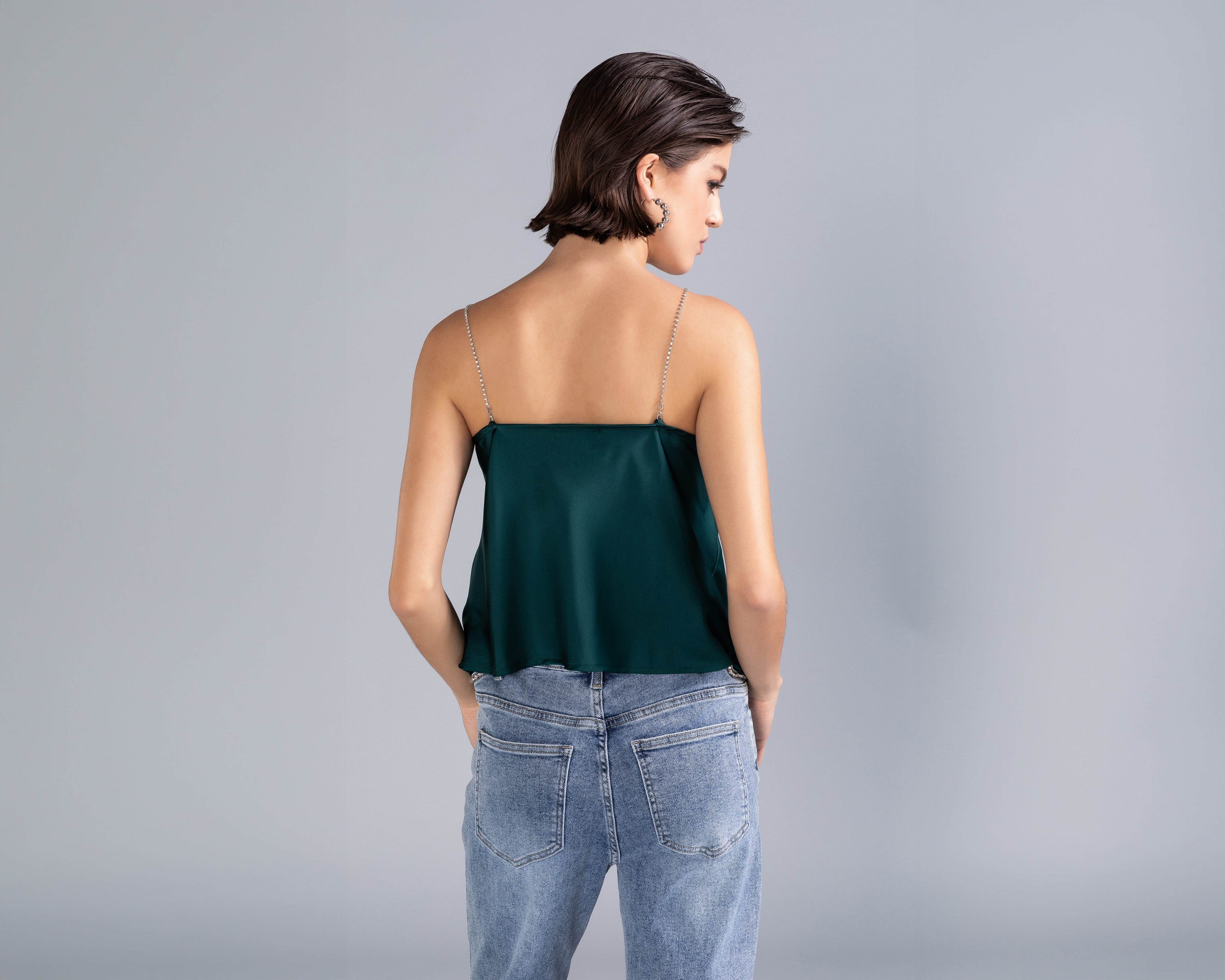 Foto 4 pulgar | Foto 3 | Top Satinado con Tirantes y Aplicación de Pedrería Strona para Mujer