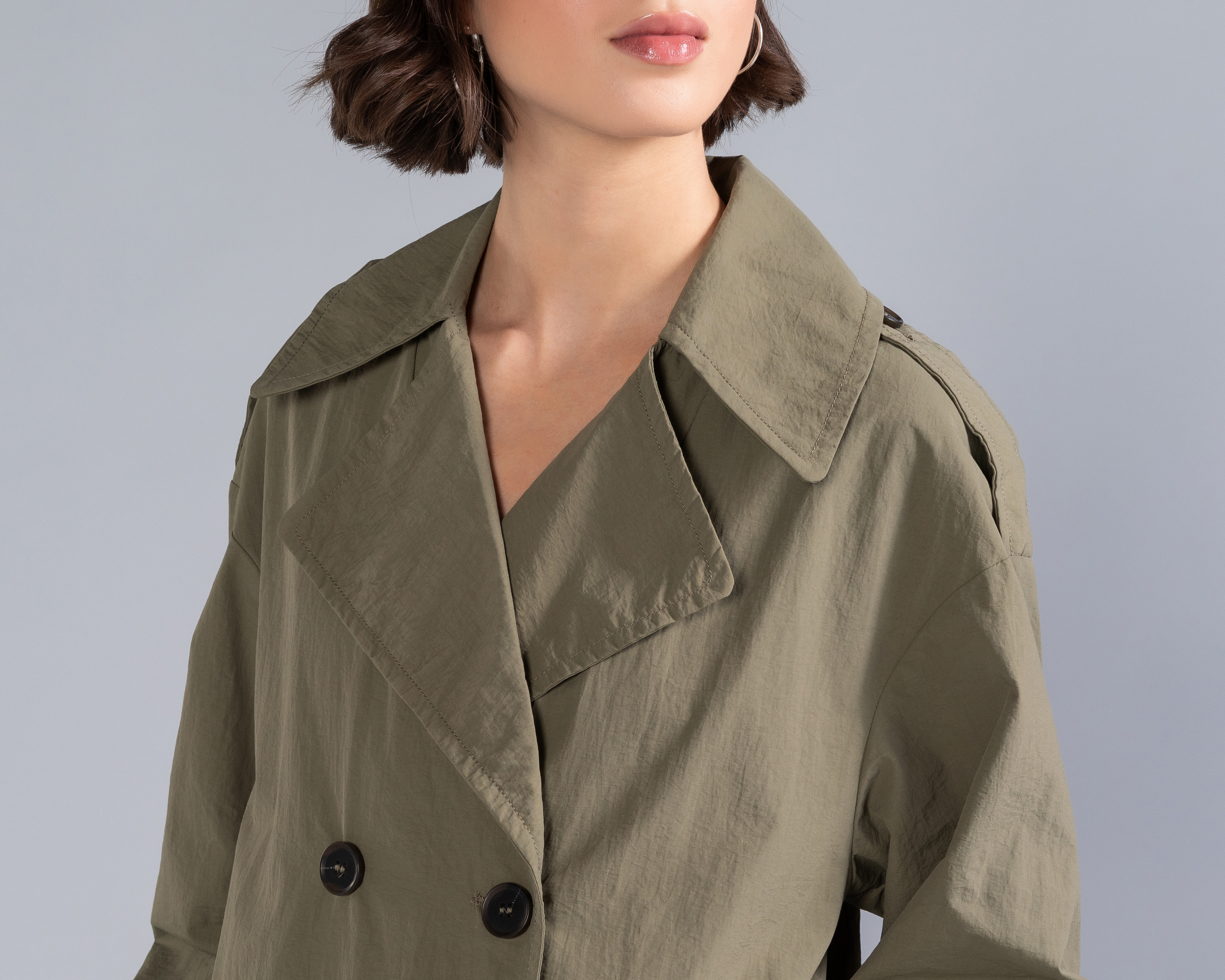 Foto 5 pulgar | Foto 4 | Gabardina Verde Strona para Mujer