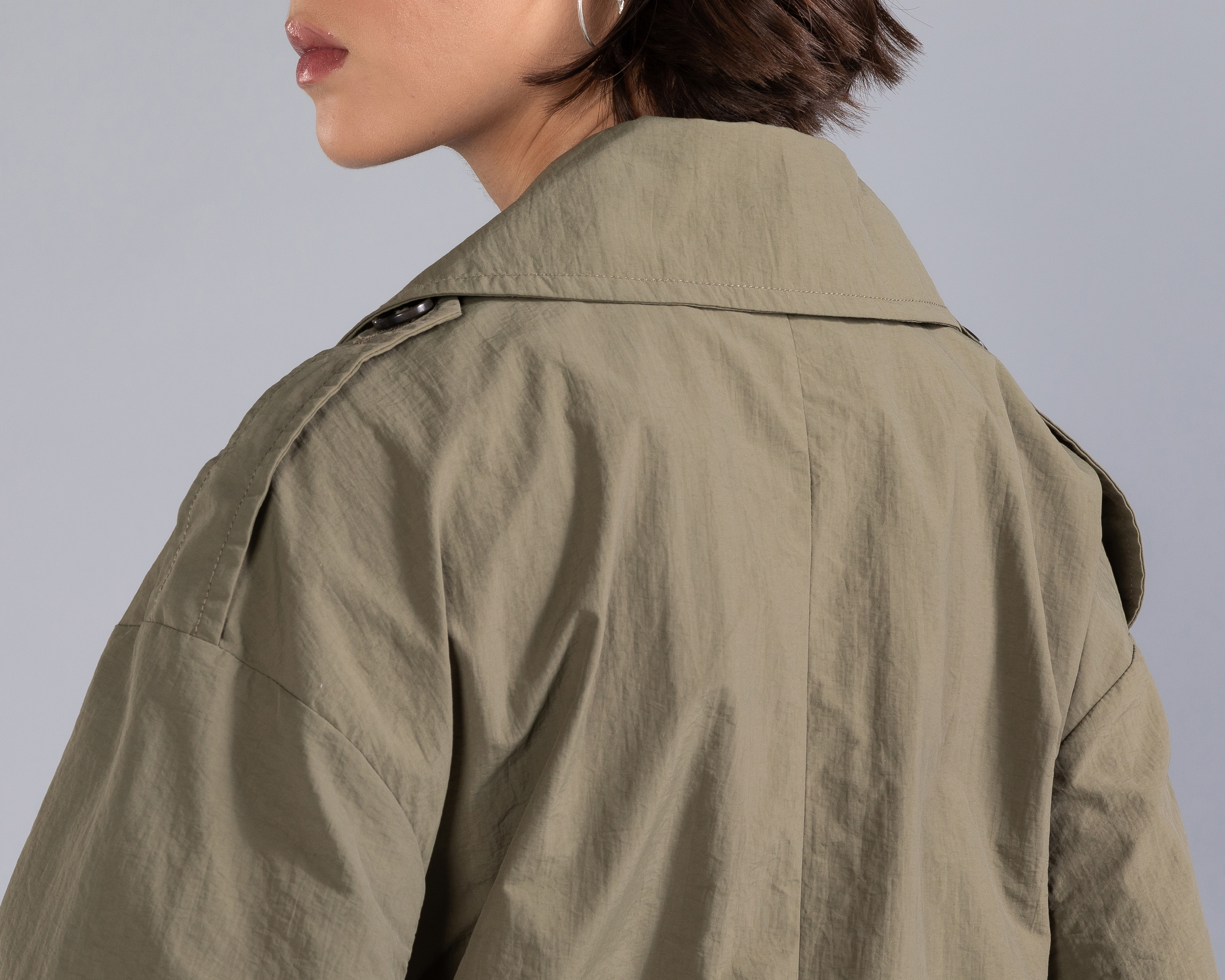Foto 6 pulgar | Foto 5 | Gabardina Verde Strona para Mujer