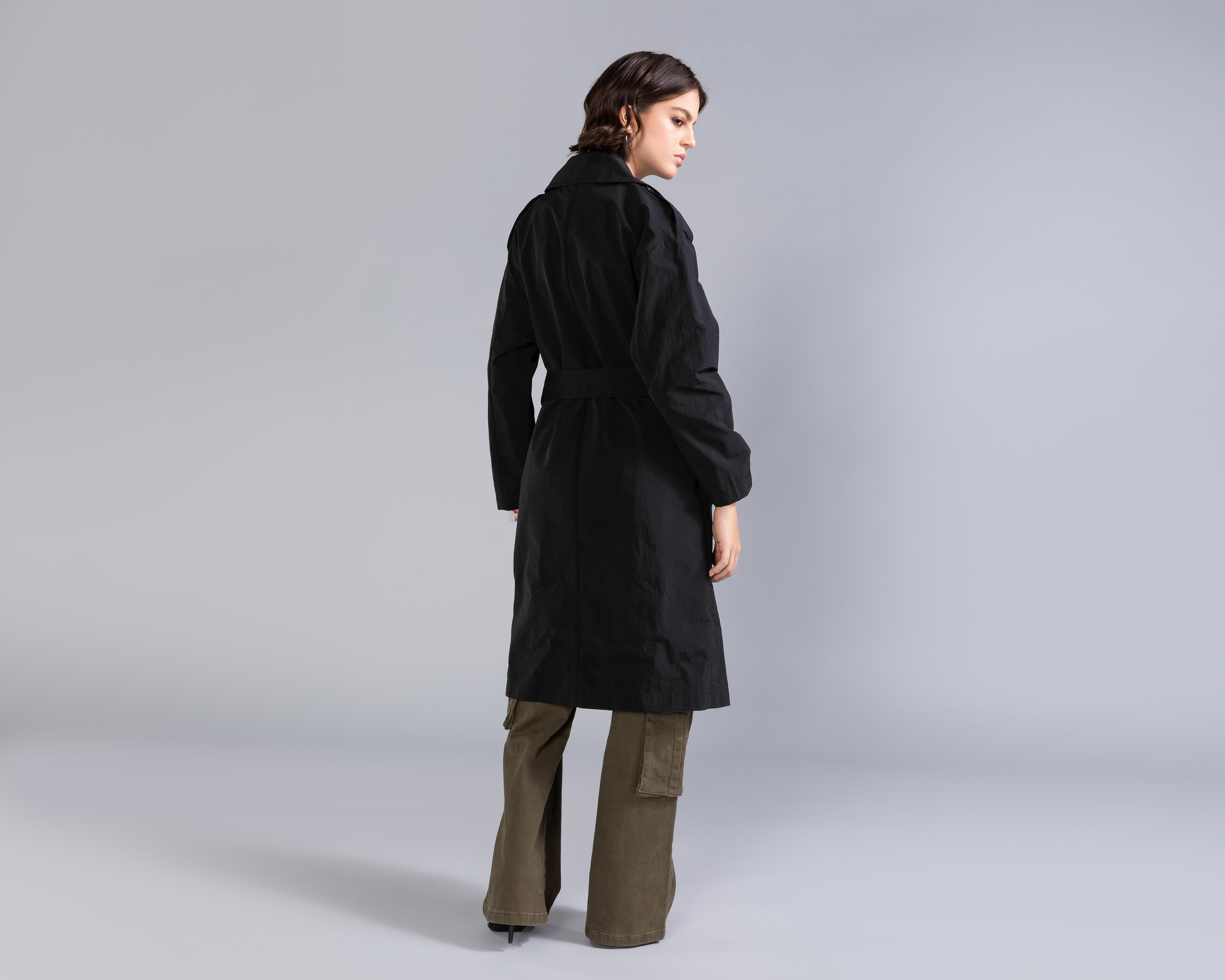 Foto 4 pulgar | Foto 3 | Gabardina Negra Strona para Mujer