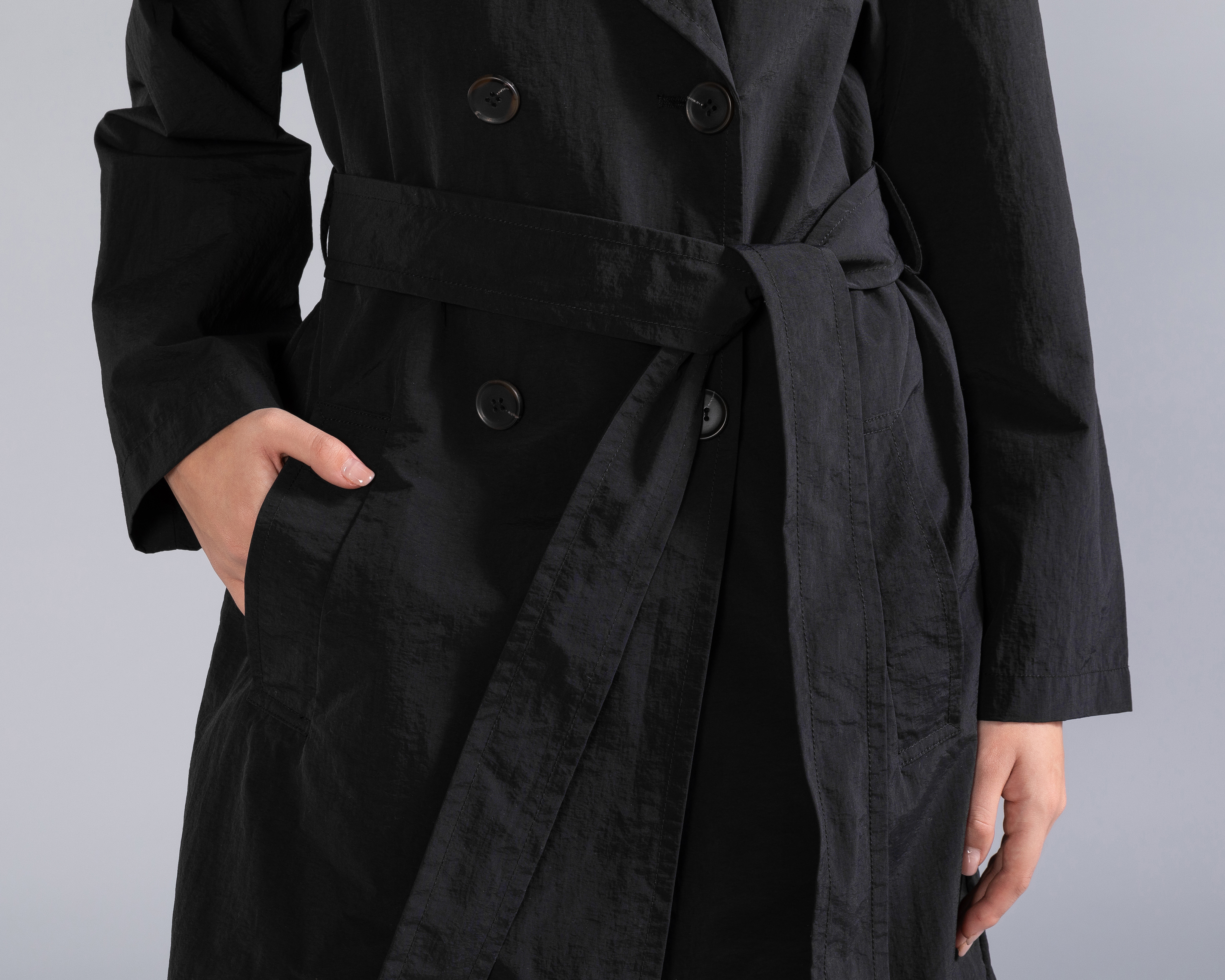Foto 5 pulgar | Foto 4 | Gabardina Negra Strona para Mujer
