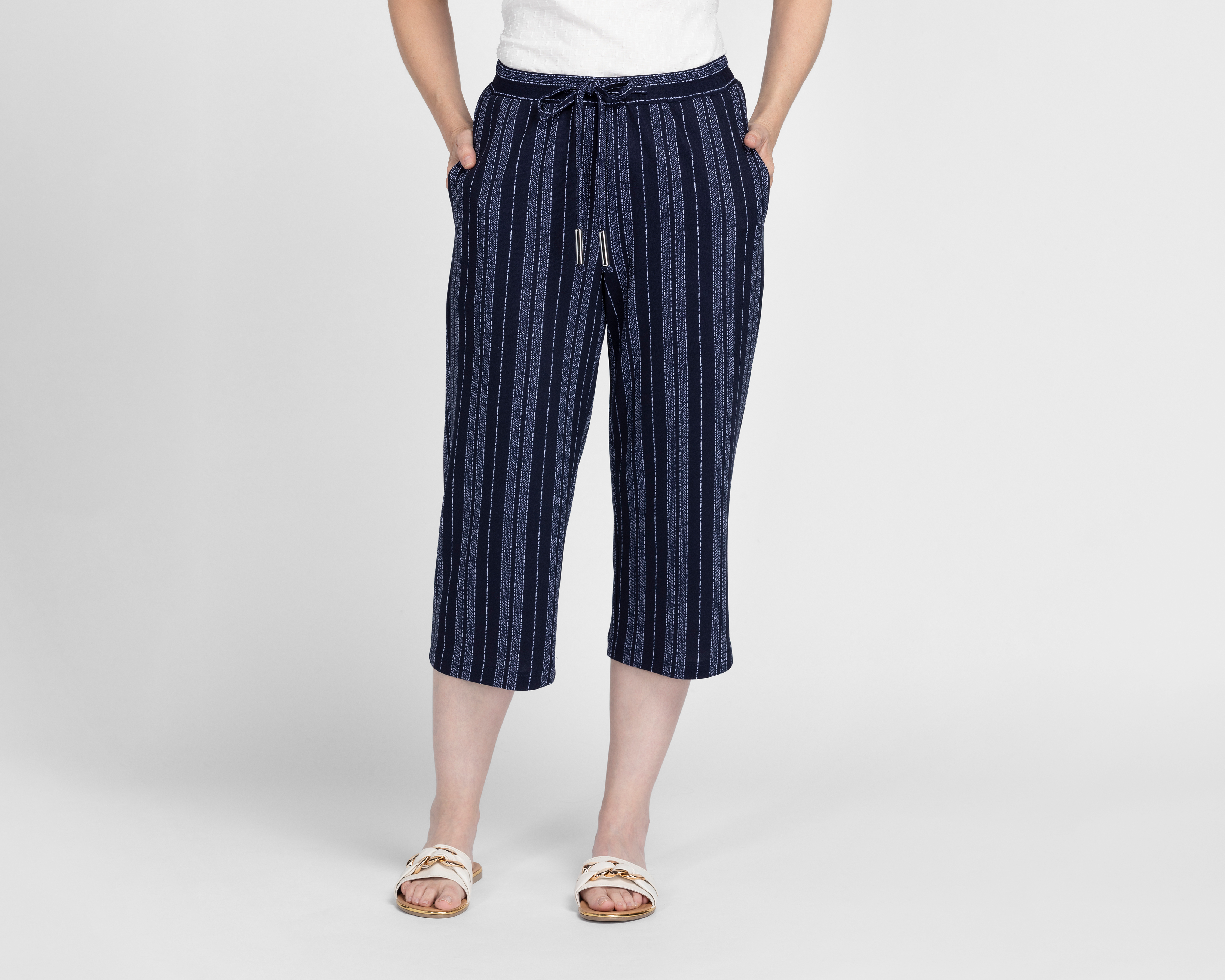 Foto 2 pulgar | Foto 1 | Pantalón Capri Sahara con Jaretas para Mujer