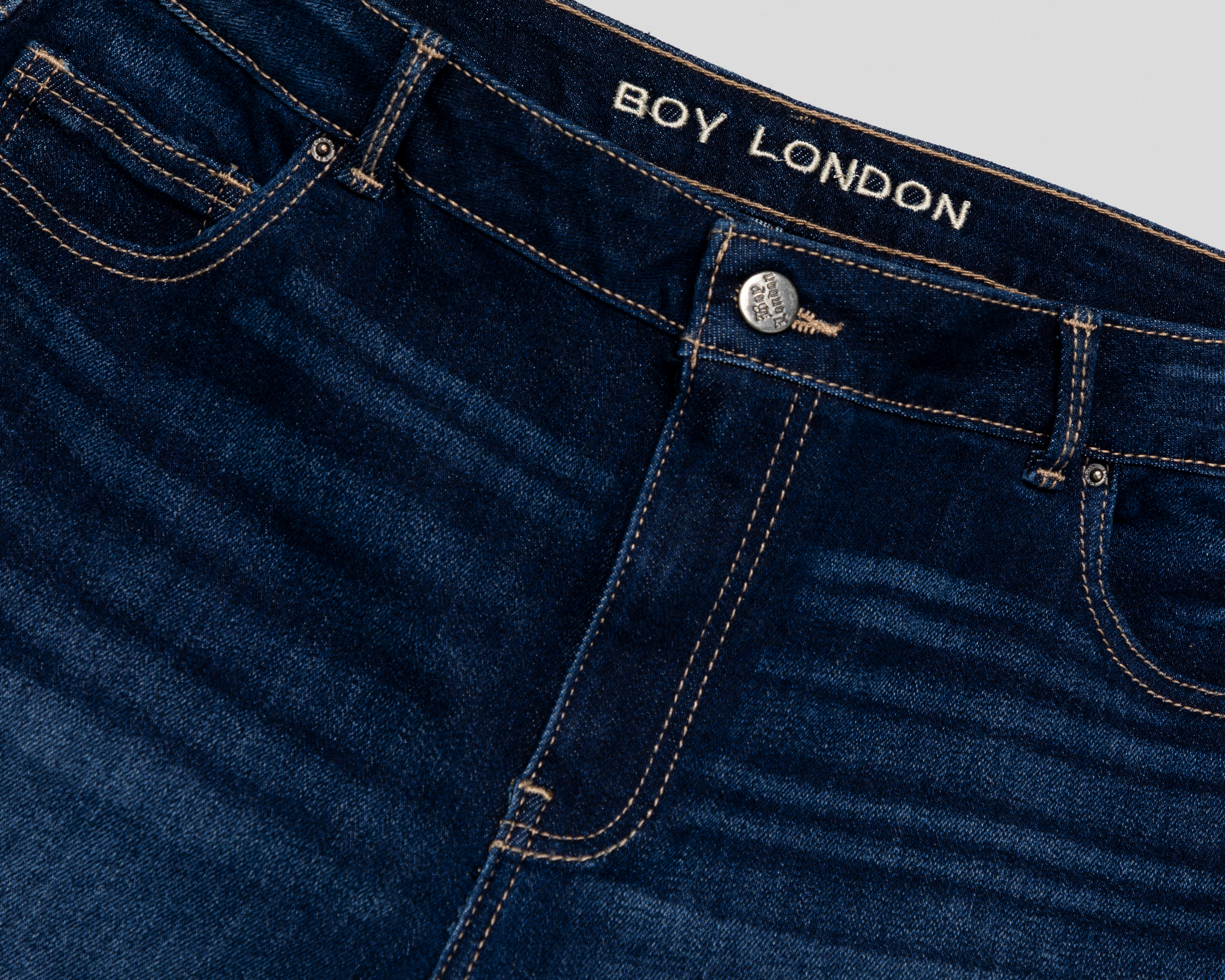 Foto 4 pulgar | Foto 3 | Short Boy London de Mezclilla para Mujer