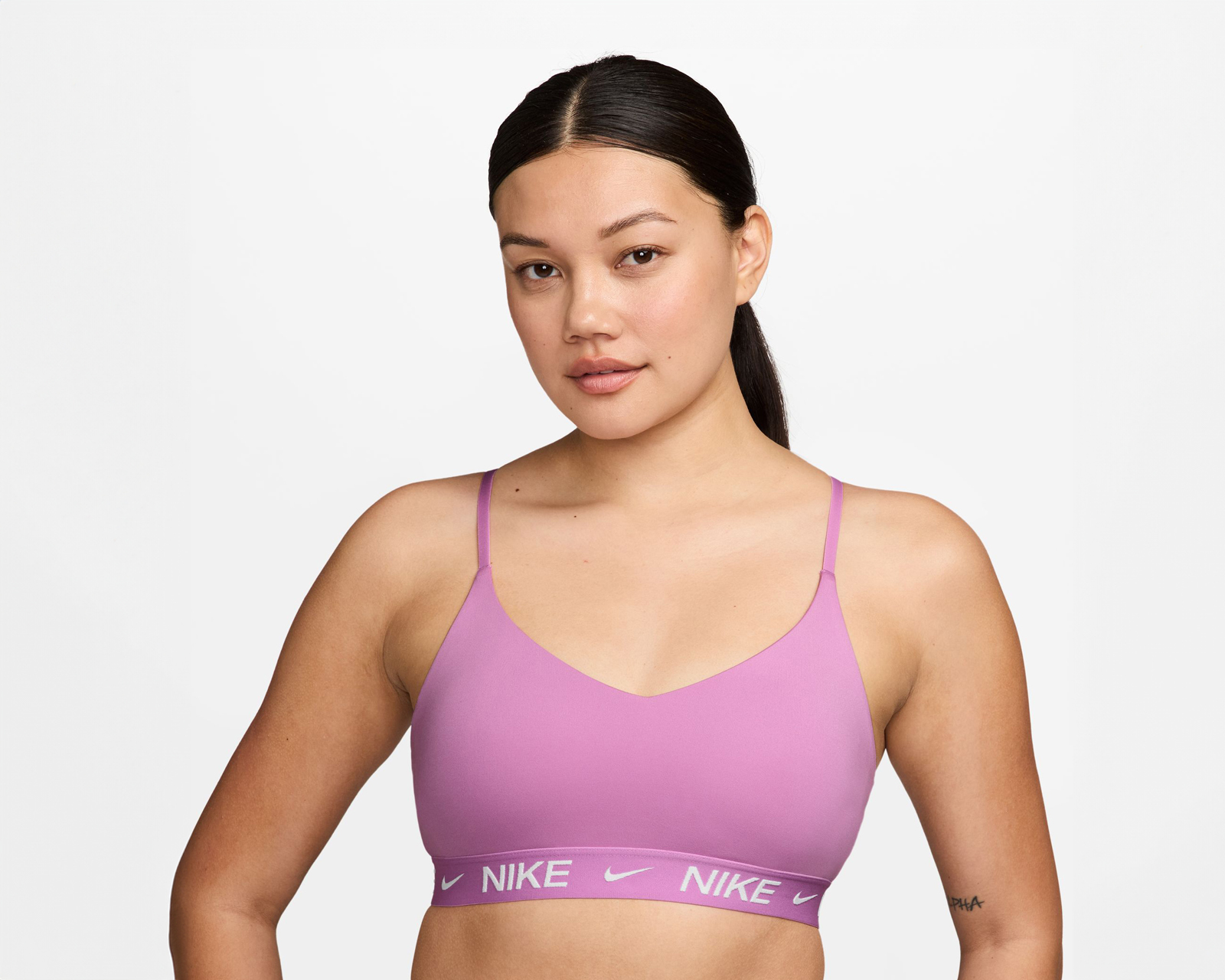 Foto 2 pulgar | Foto 1 | Top de Entrenamiento Nike Indy Light Support Dri-FIT para Mujer