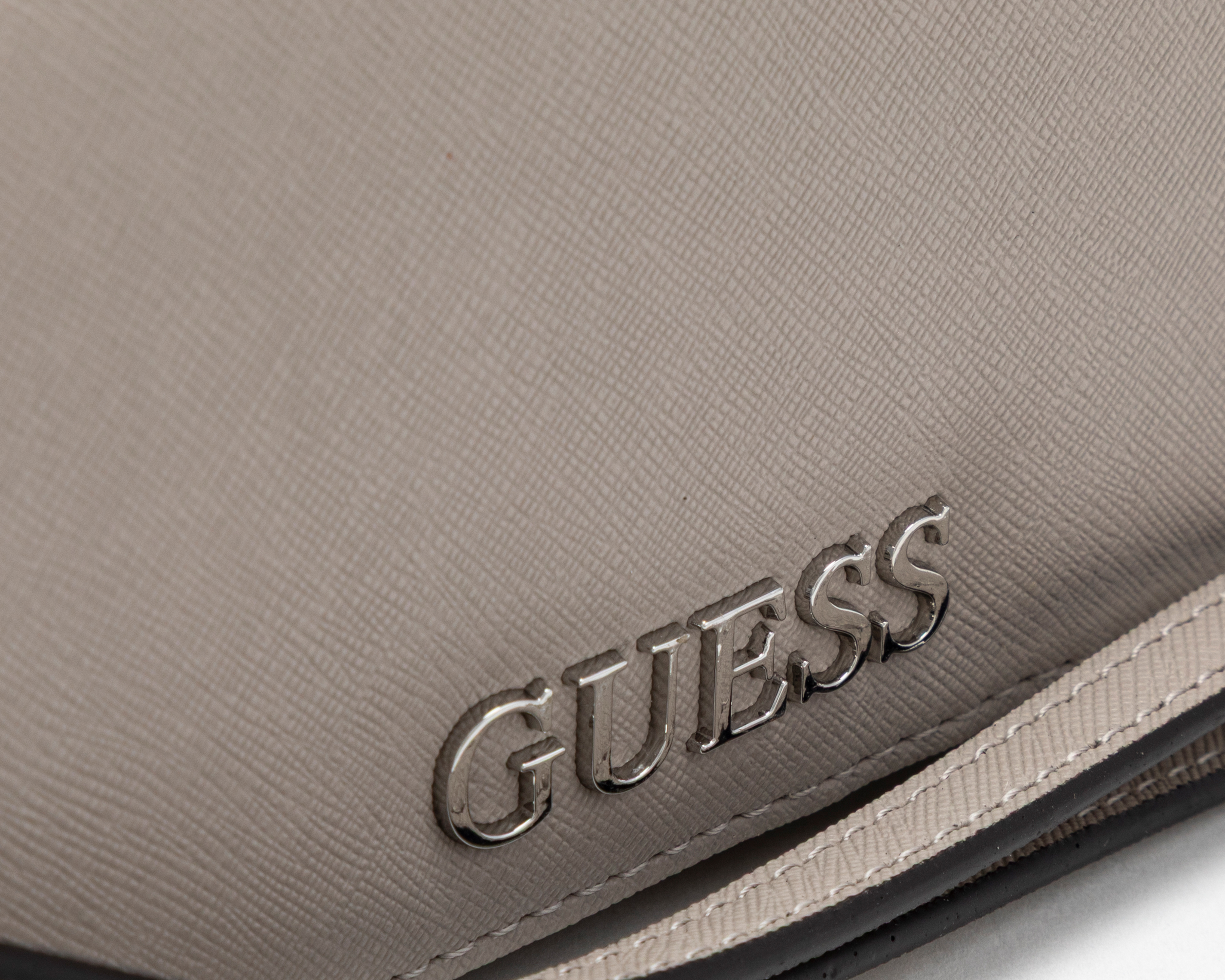 Foto 6 pulgar | Foto 5 | Cartera para Mujer Guess con Asa Removible