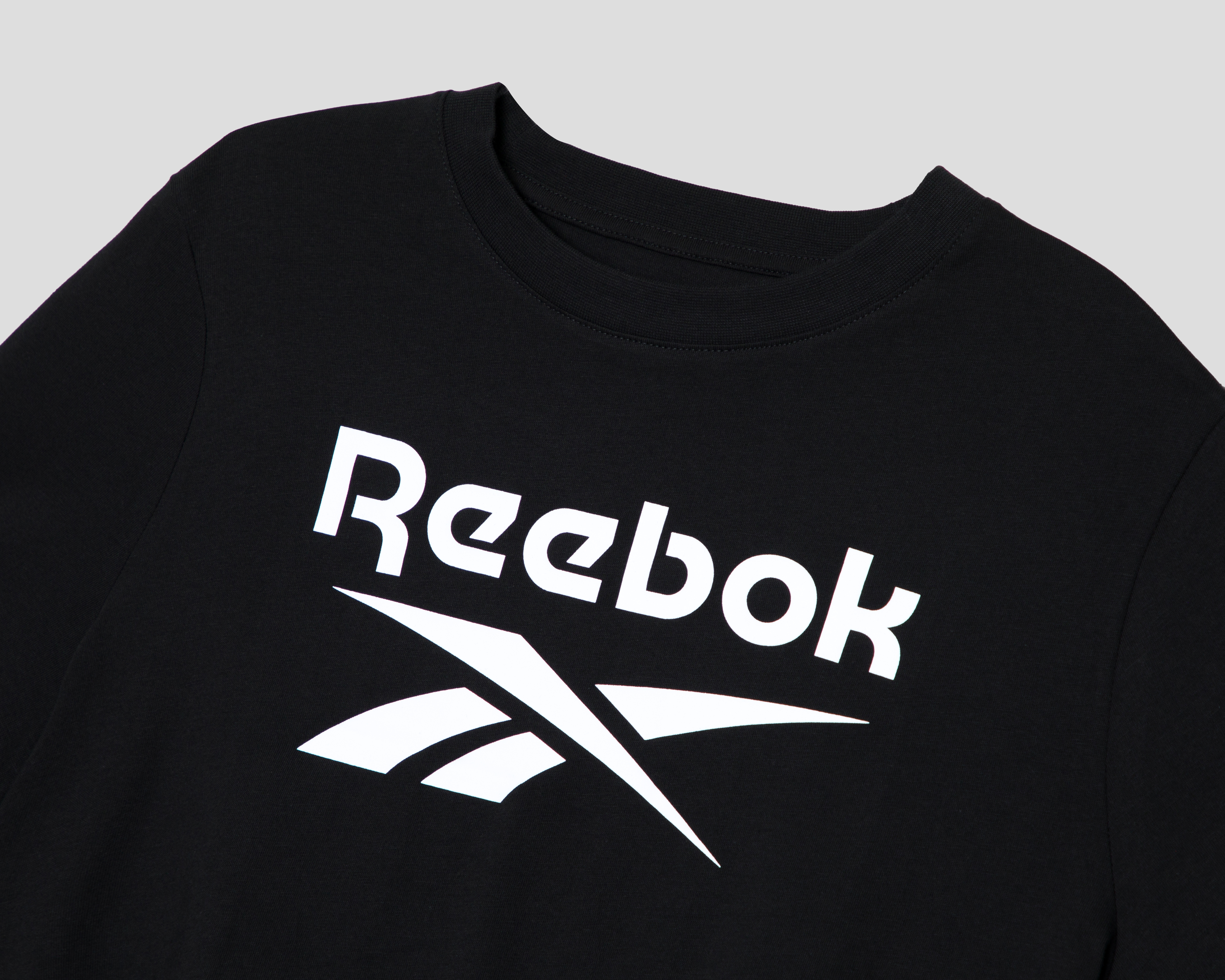 Foto 4 pulgar | Foto 3 | Crop Top Reebok Negro para Mujer