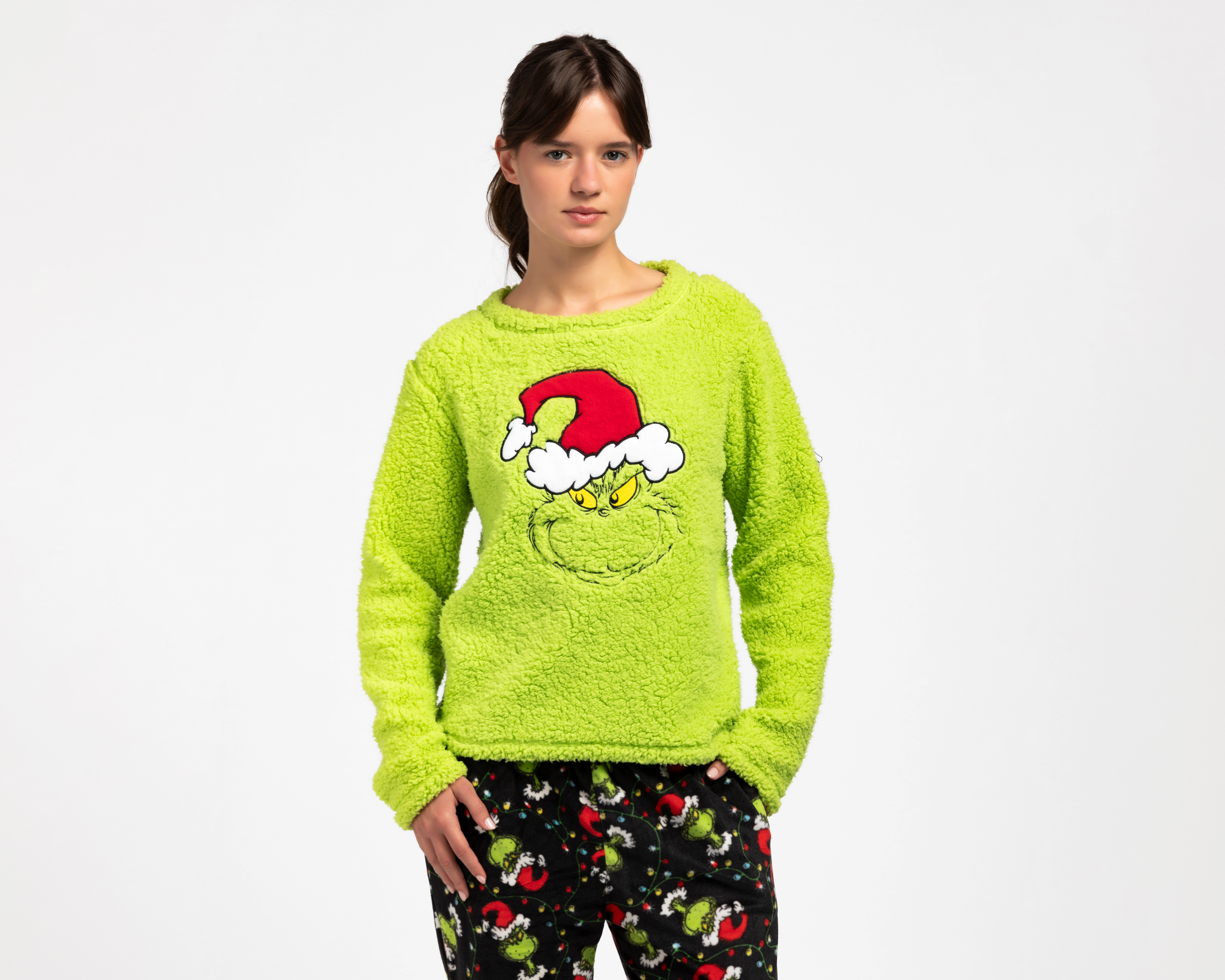 Foto 4 pulgar | Foto 3 | Pijama Dr. Seuss The Grinch para Mujer 2 Piezas
