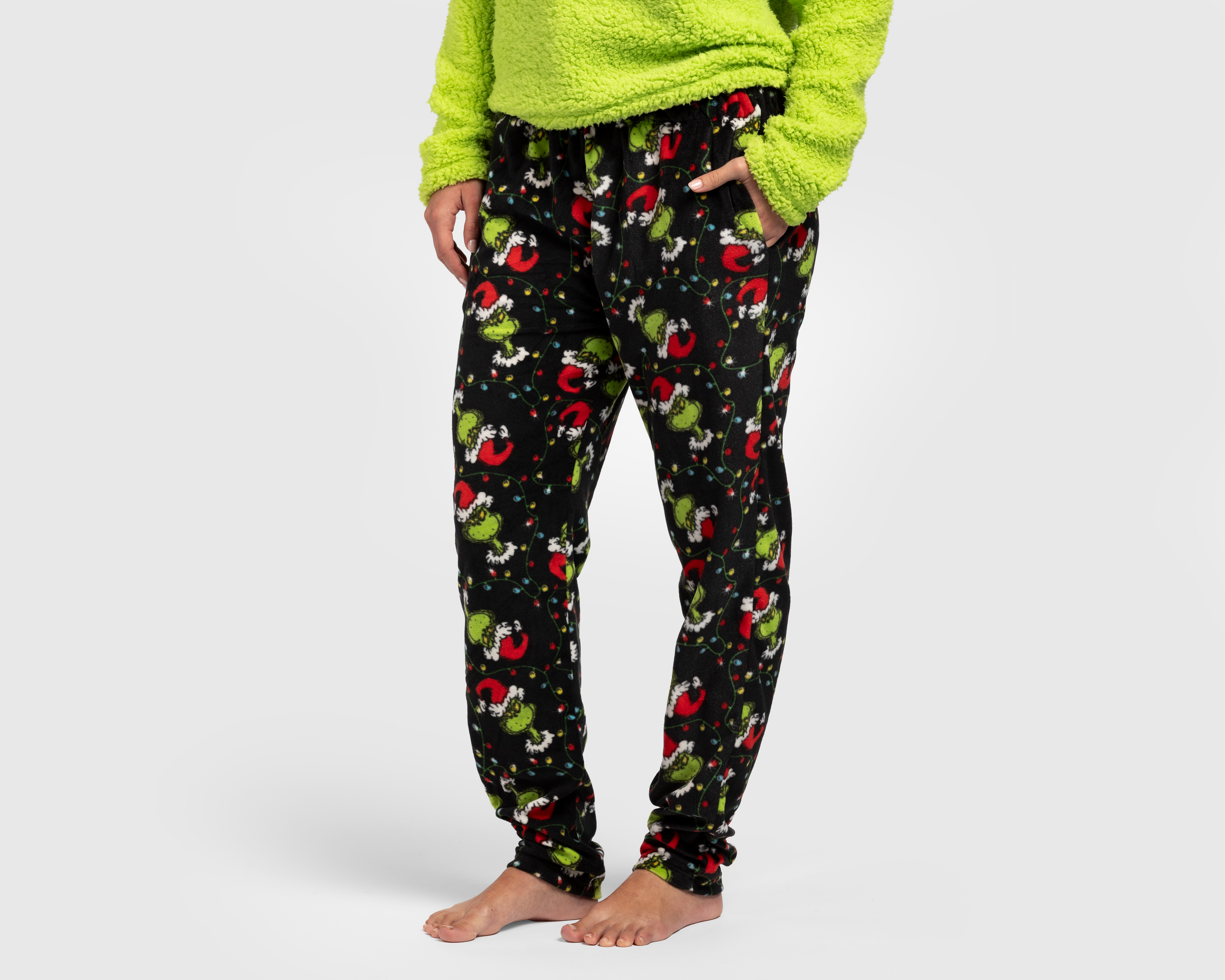 Foto 5 pulgar | Foto 4 | Pijama Dr. Seuss The Grinch para Mujer 2 Piezas
