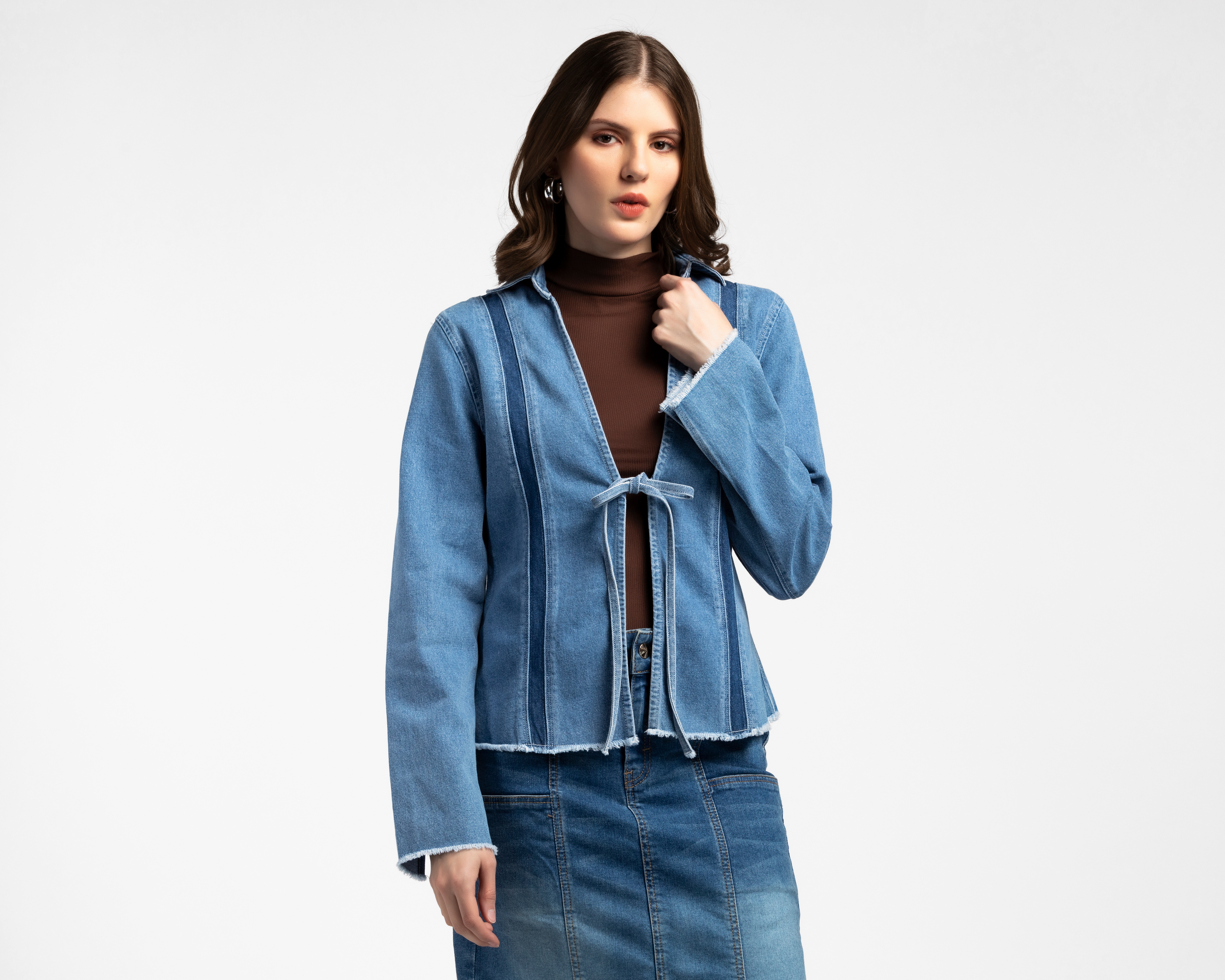 Foto 2 pulgar | Foto 1 | Chamarra de Mezclilla con Jareta Sahara para Mujer