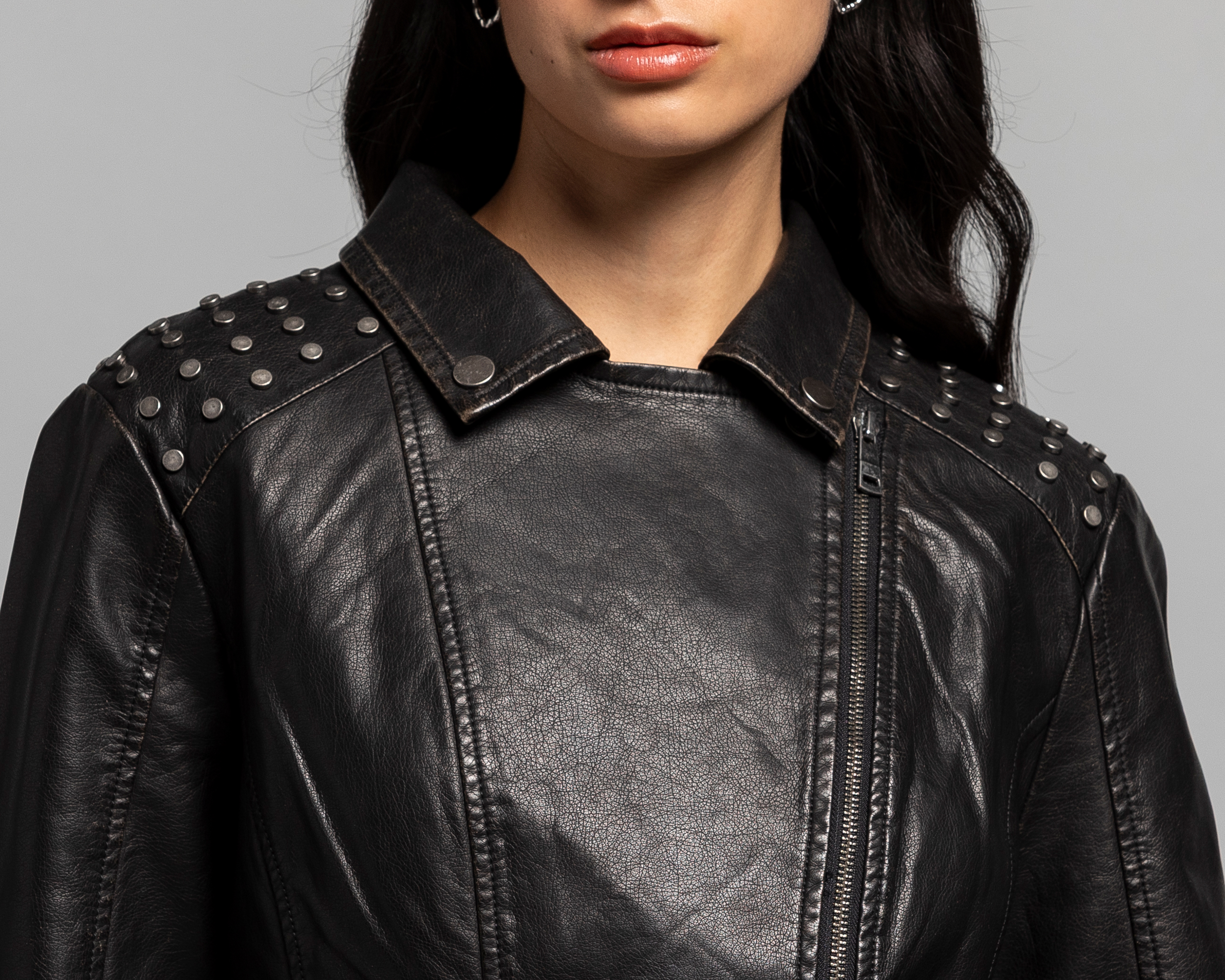 Foto 5 pulgar | Foto 4 | Chamarra con Estoperoles Strona para Mujer