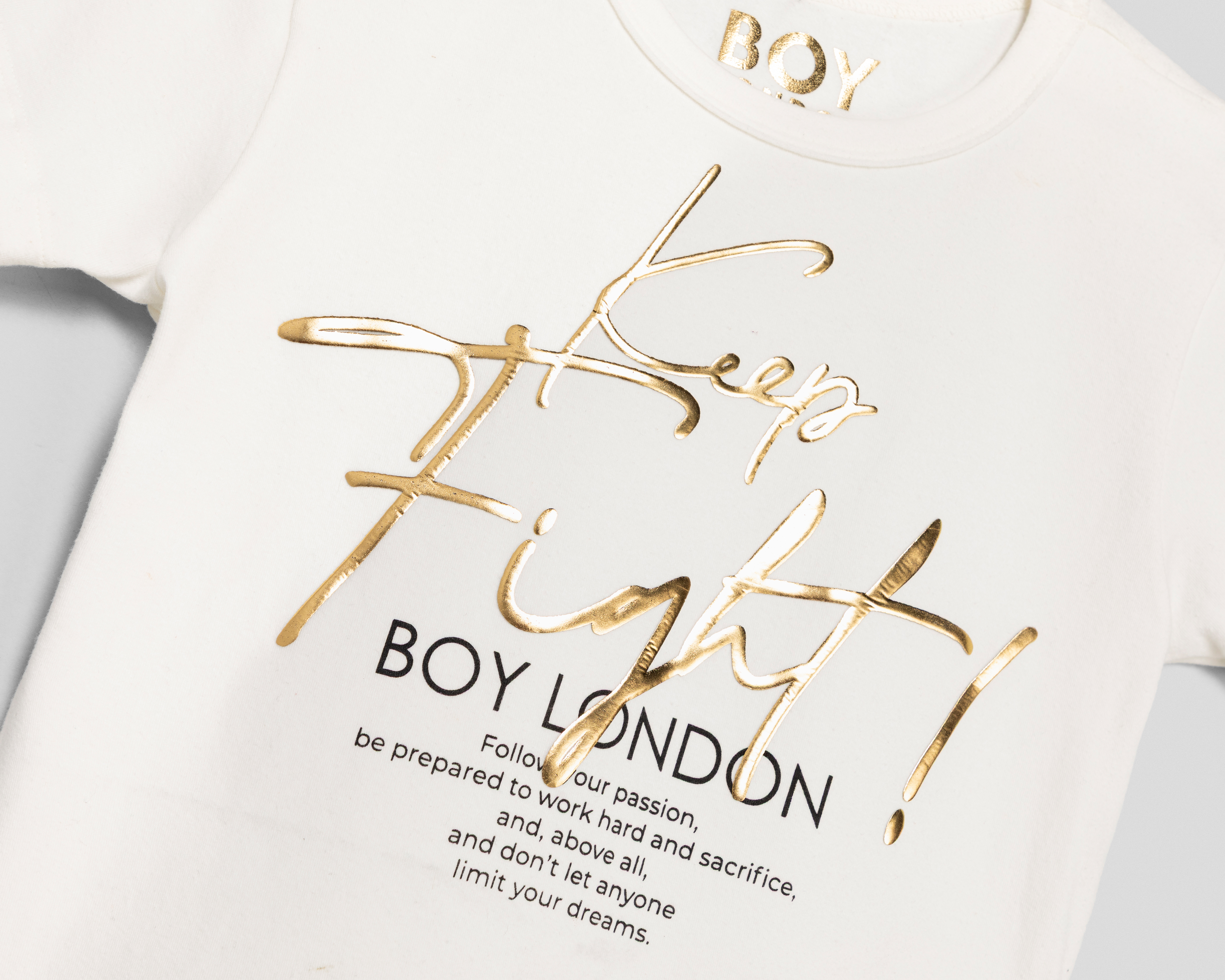 Foto 4 pulgar | Foto 3 | Playera con Letras Doradas Boy London para Mujer