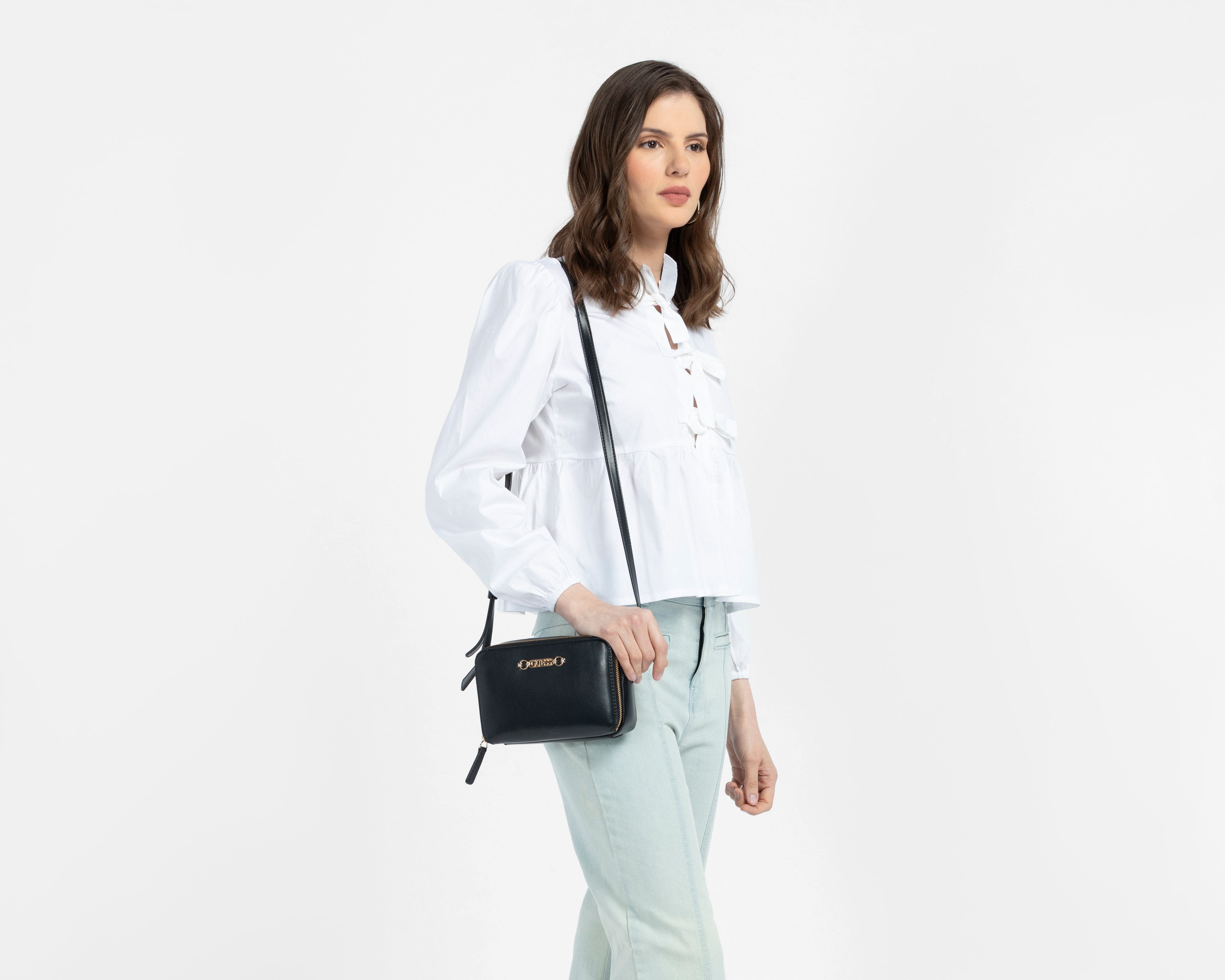 Foto 7 pulgar | Foto 6 | Bolsa Cruzada Guess Tami