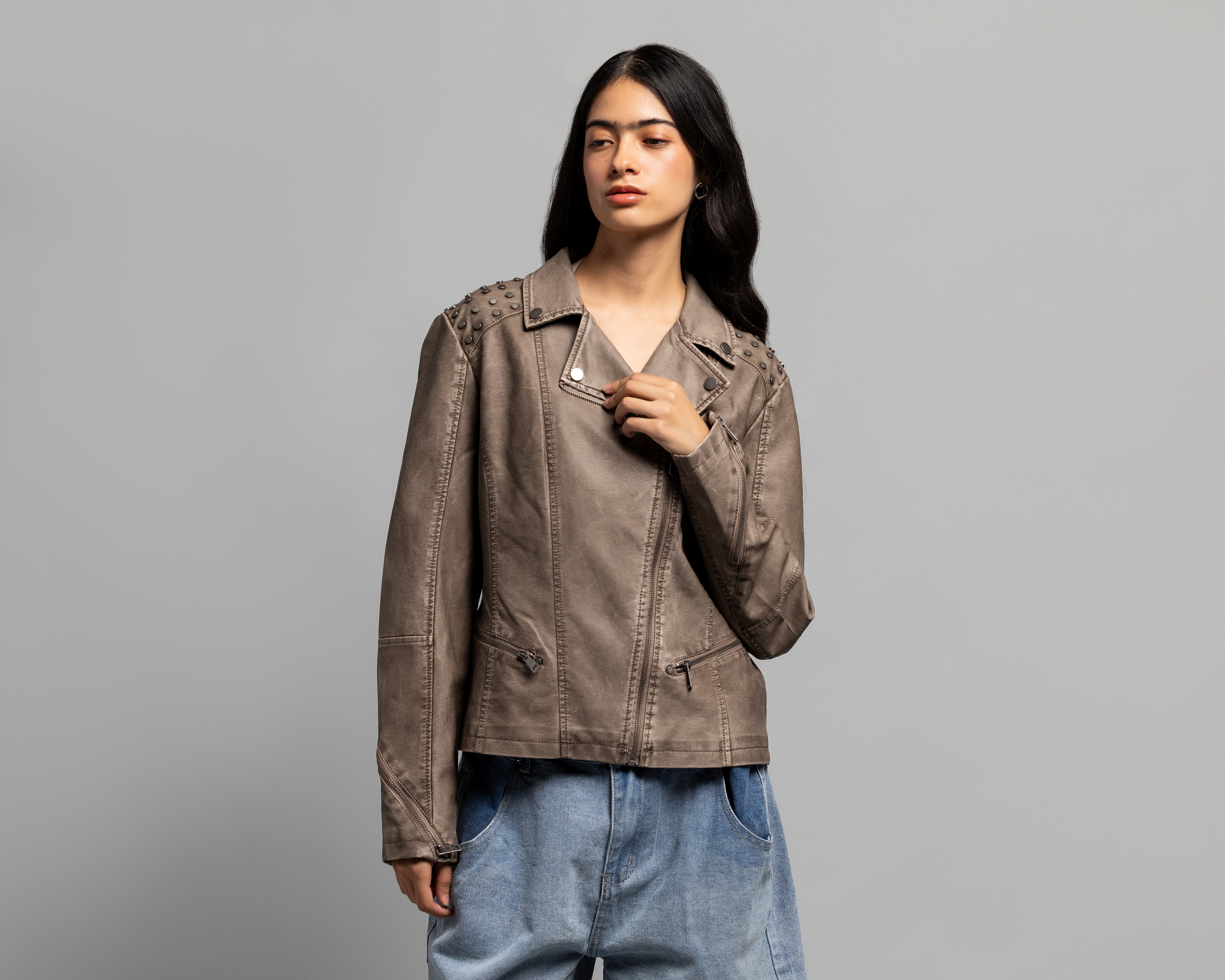 Foto 3 pulgar | Foto 2 | Chamarra con Estoperoles Strona para Mujer