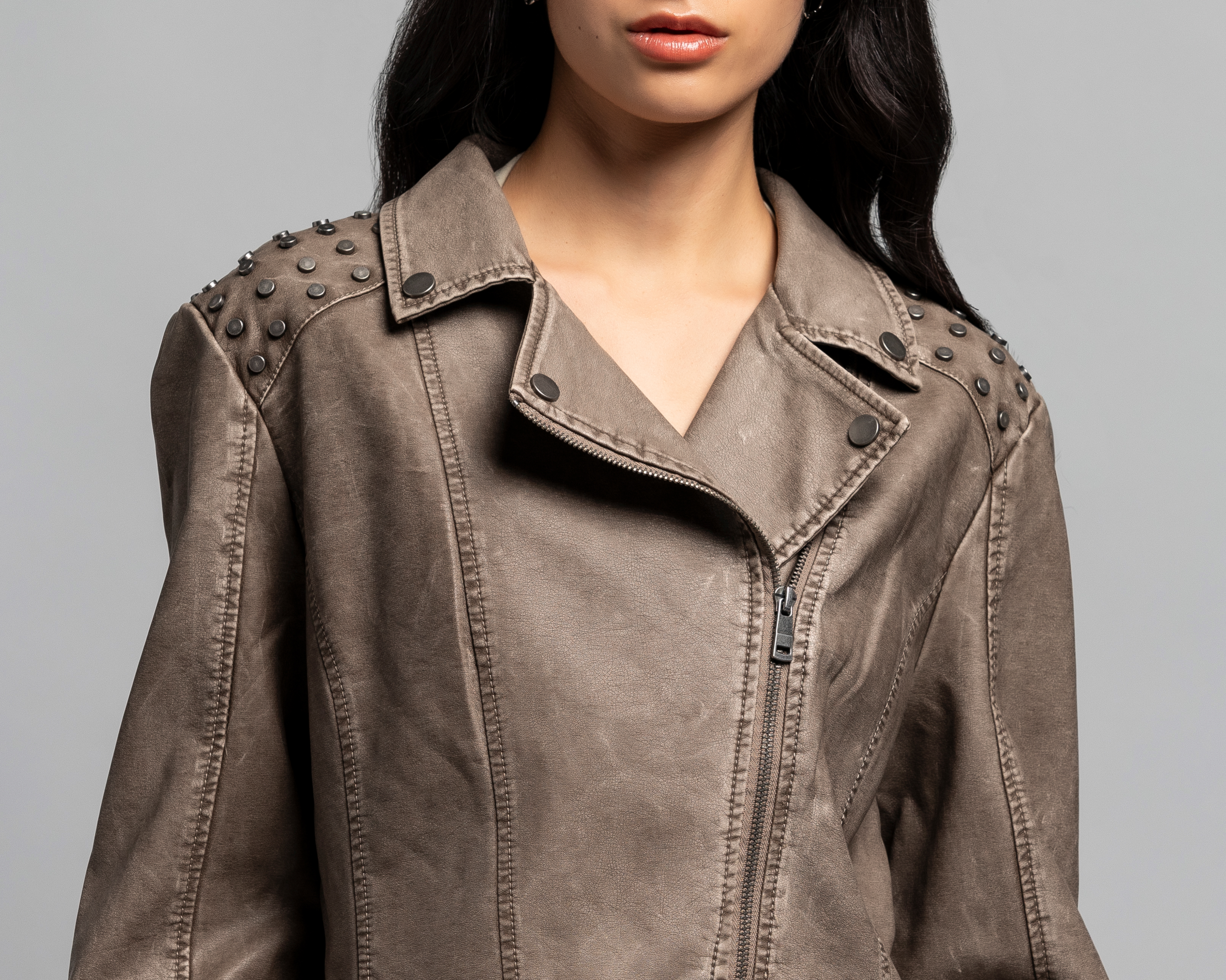 Foto 5 pulgar | Foto 4 | Chamarra con Estoperoles Strona para Mujer